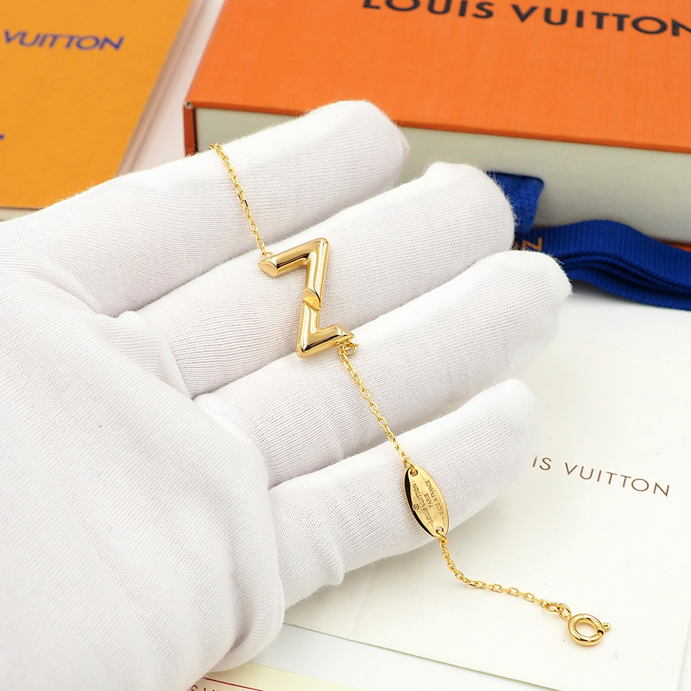 Louis Vuitton 驴家LV Volt 金色手链将 L 字与 V 字一上一下精准衔接于可调节链条 仿若一瞬跳动的脉搏
