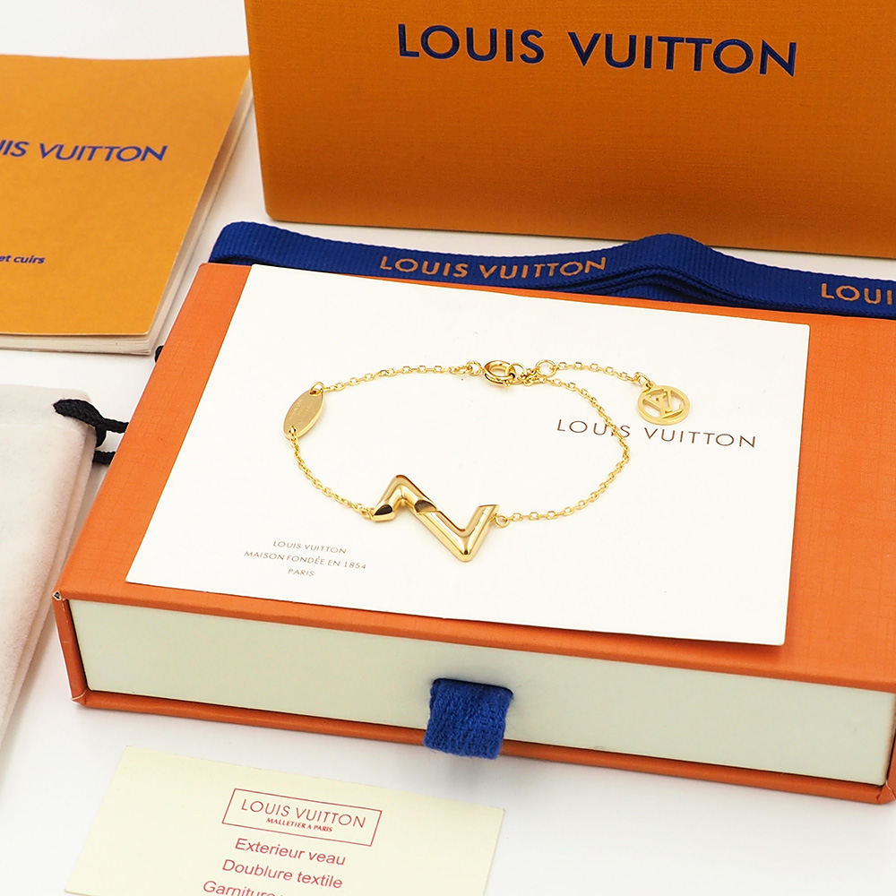 Louis Vuitton 驴家LV Volt 金色手链将 L 字与 V 字一上一下精准衔接于可调节链条 仿若一瞬跳动的脉搏