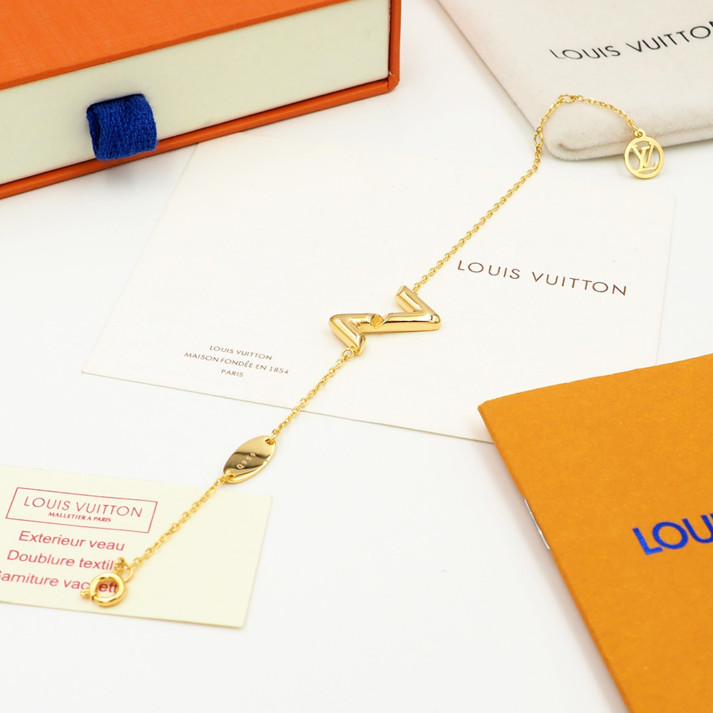 Louis Vuitton 驴家LV Volt 金色手链将 L 字与 V 字一上一下精准衔接于可调节链条 仿若一瞬跳动的脉搏