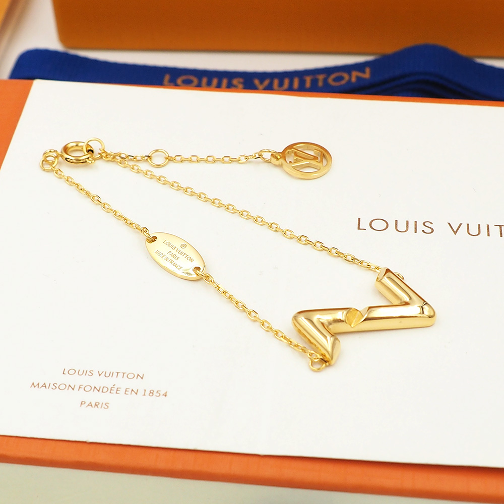 Louis Vuitton 驴家LV Volt 金色手链将 L 字与 V 字一上一下精准衔接于可调节链条 仿若一瞬跳动的脉搏