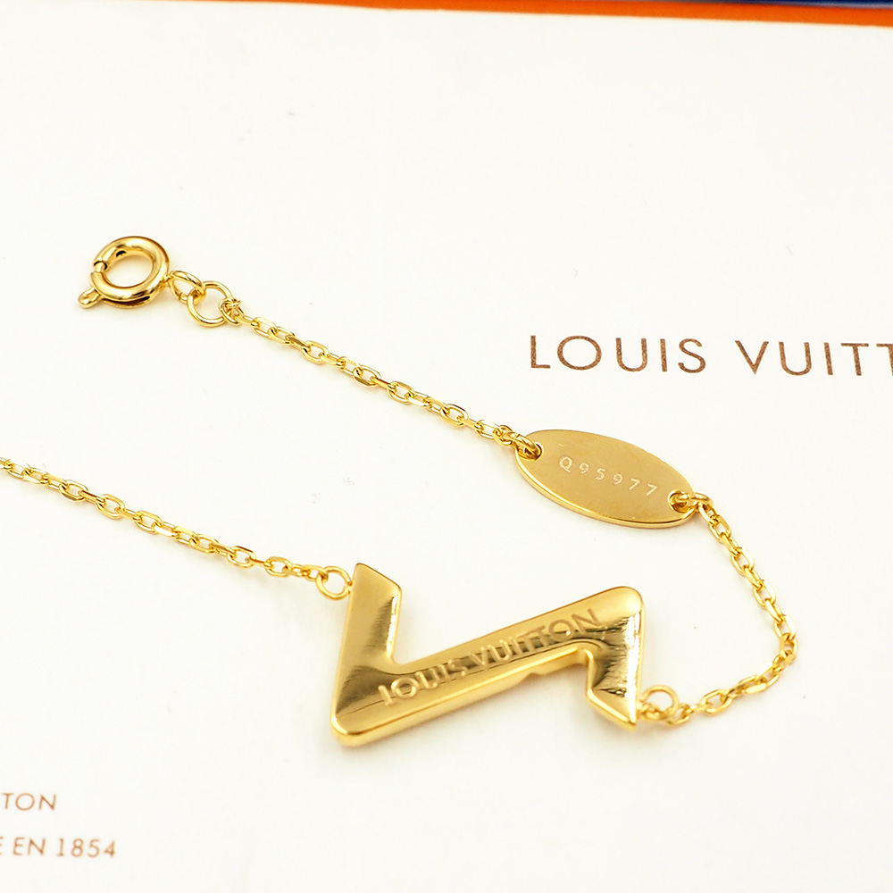 Louis Vuitton 驴家LV Volt 金色手链将 L 字与 V 字一上一下精准衔接于可调节链条 仿若一瞬跳动的脉搏