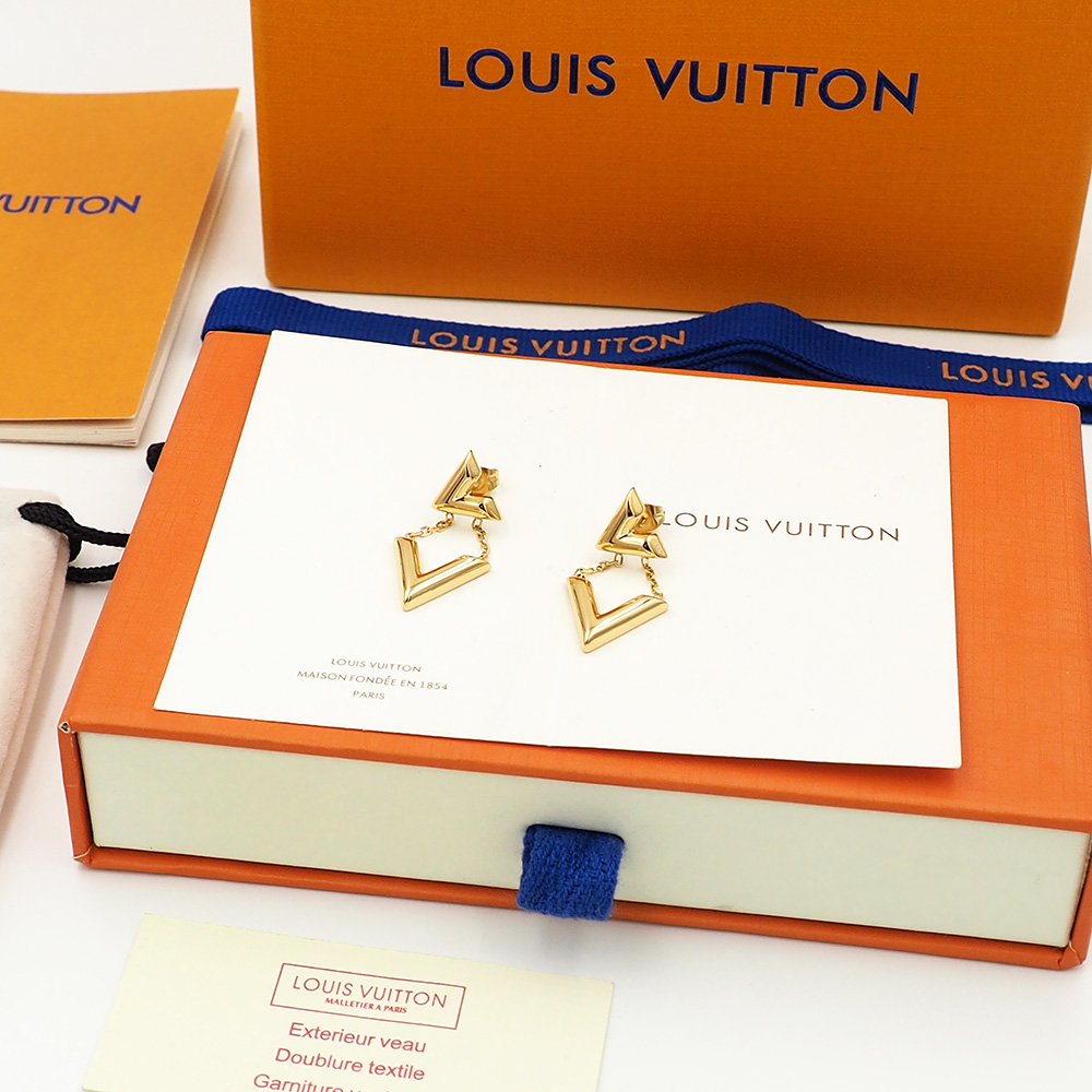 Louis Vuitton 驴家LV Volt 金色耳环以瞩目格调焕新 LV 标识：字母 L 依附耳垂 字母 V 轻悬于 链条