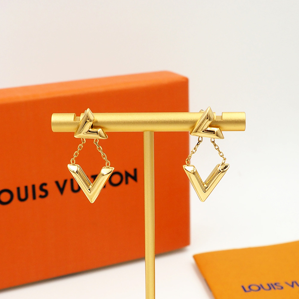Louis Vuitton 驴家LV Volt 金色耳环以瞩目格调焕新 LV 标识：字母 L 依附耳垂 字母 V 轻悬于 链条