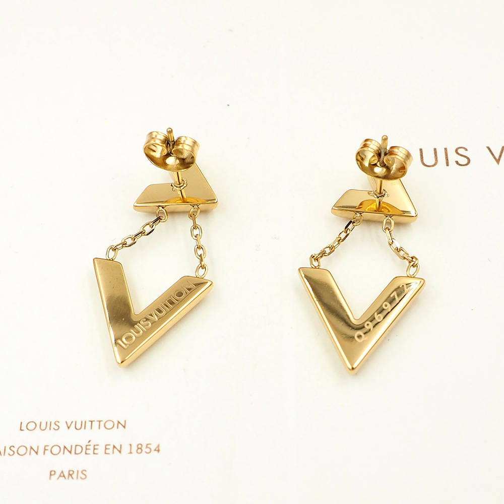 Louis Vuitton 驴家LV Volt 金色耳环以瞩目格调焕新 LV 标识：字母 L 依附耳垂 字母 V 轻悬于 链条