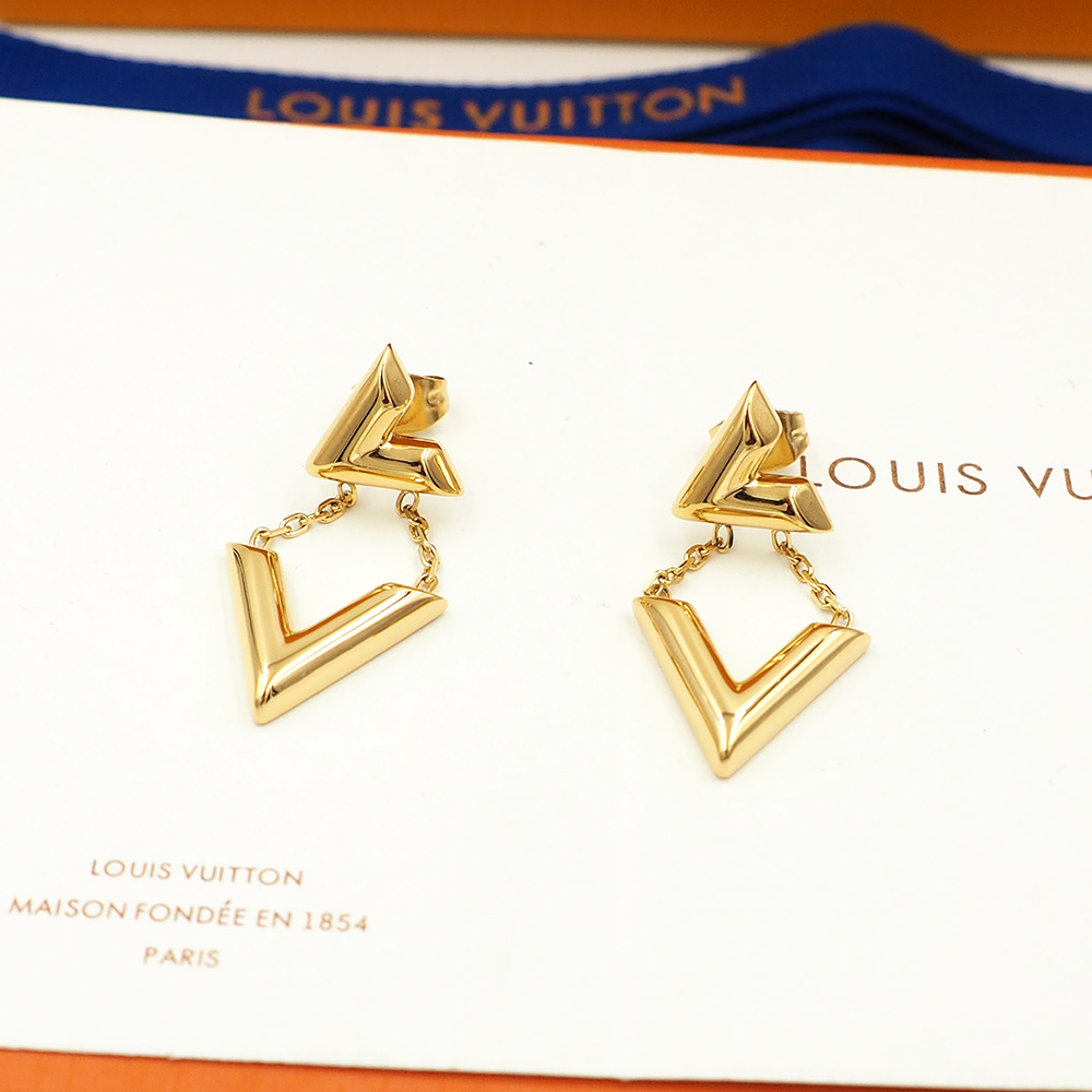 Louis Vuitton 驴家LV Volt 金色耳环以瞩目格调焕新 LV 标识：字母 L 依附耳垂 字母 V 轻悬于 链条