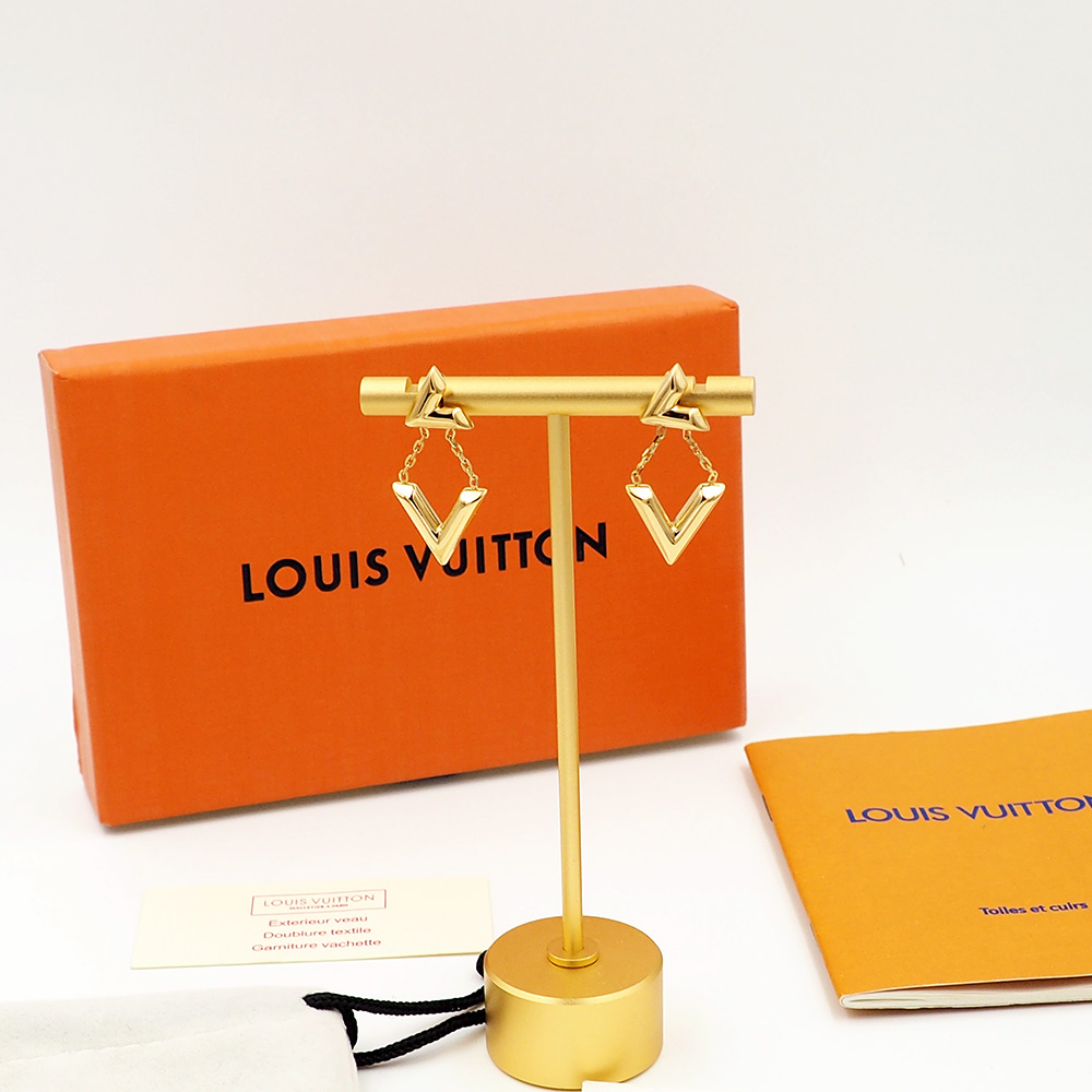 Louis Vuitton 驴家LV Volt 金色耳环以瞩目格调焕新 LV 标识：字母 L 依附耳垂 字母 V 轻悬于 链条