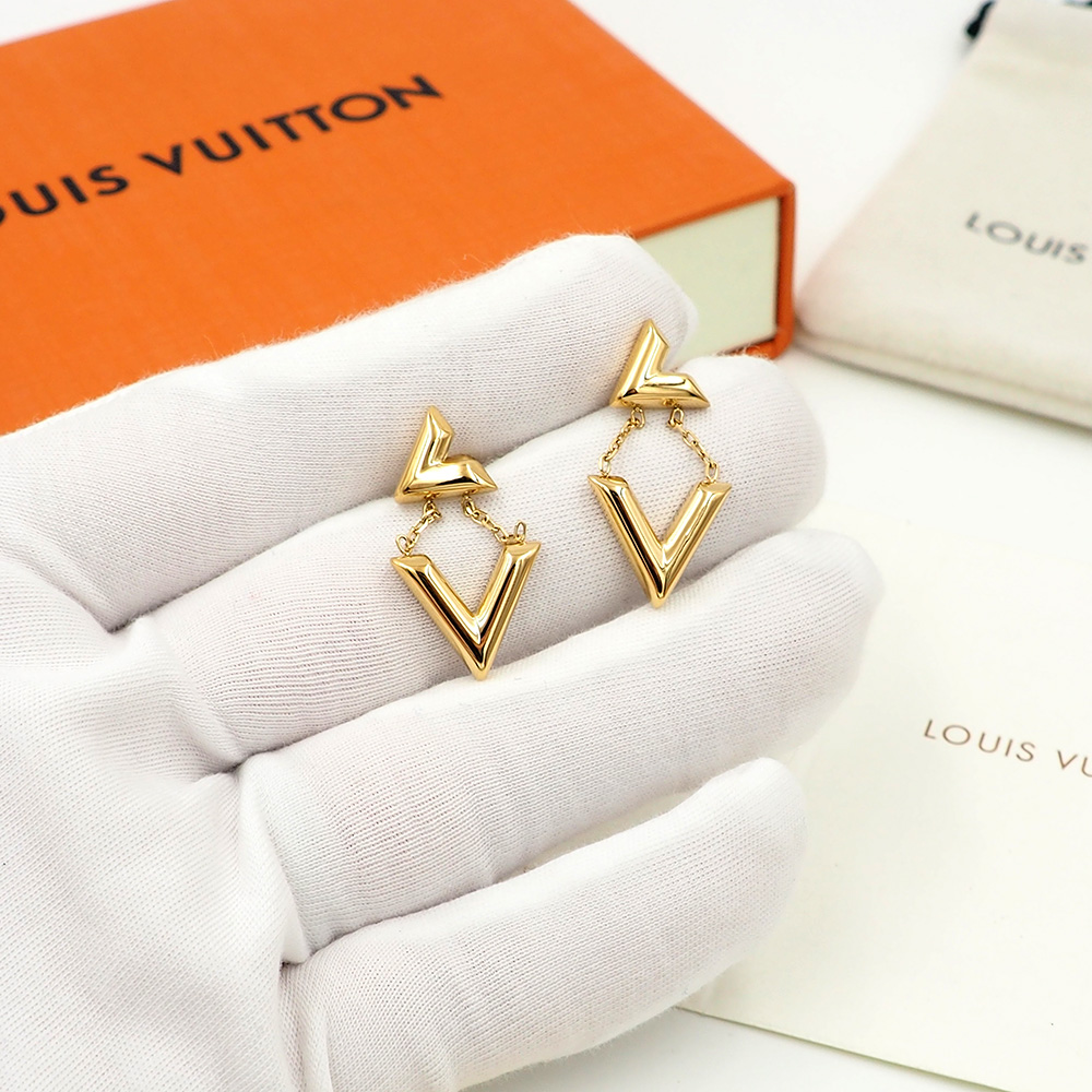 Louis Vuitton 驴家LV Volt 金色耳环以瞩目格调焕新 LV 标识：字母 L 依附耳垂 字母 V 轻悬于 链条
