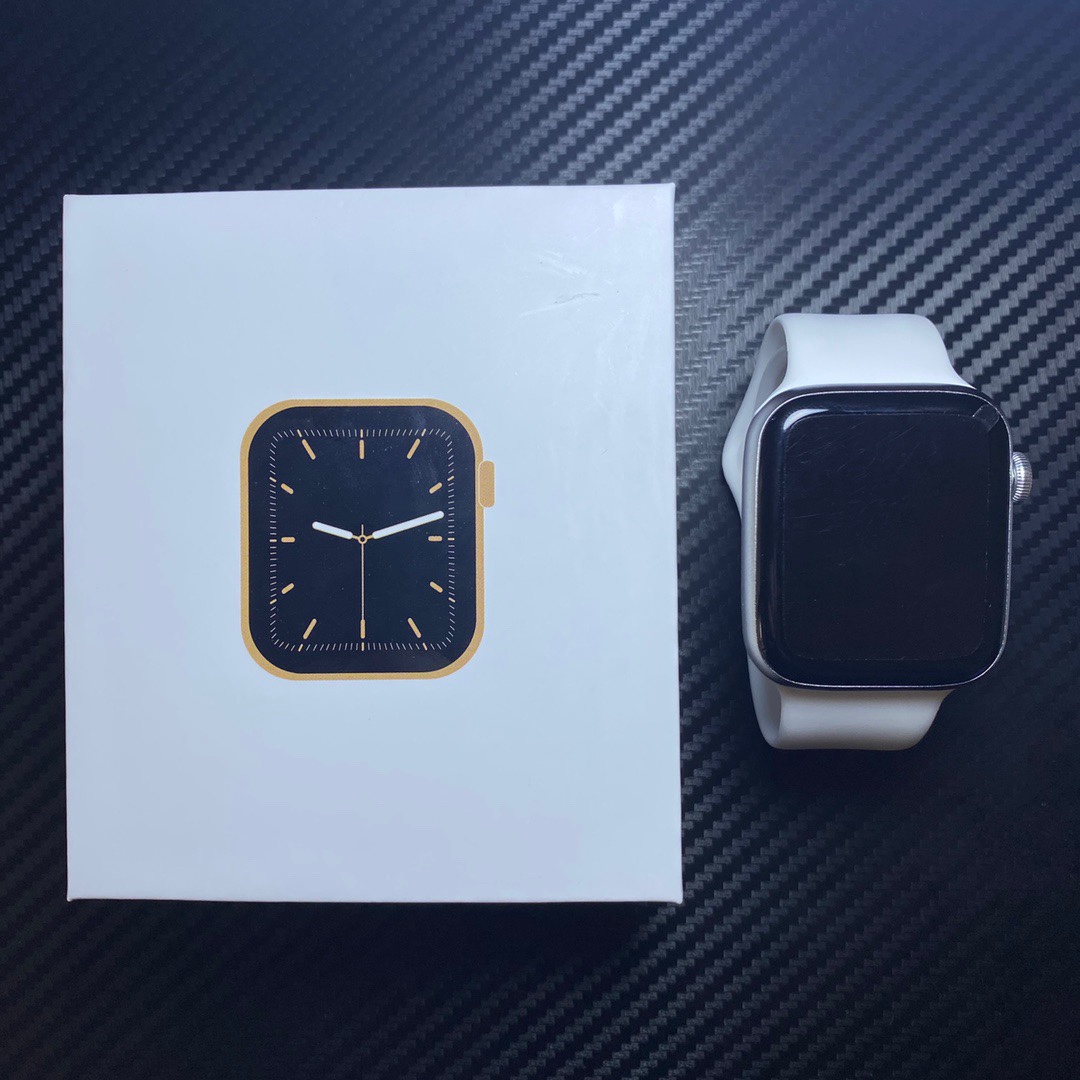 本地现货💰120
苹果iWatch5+智能手表 升级全屏版
升级全面屏 屏占比达95% 接近原装!
外表跟原装同尺寸 表带通用 可自由更换!
支持支付宝付款 可测体温,心率,通话,音乐,拍照,计步等等24种类功能
系统支持多国语言 可供外贸出口!
配件清单# 表盘+硅胶表带+说明书+磁吸充电线
售后保修三个月 外观不磨损 屏幕保护膜不撕开可退换!