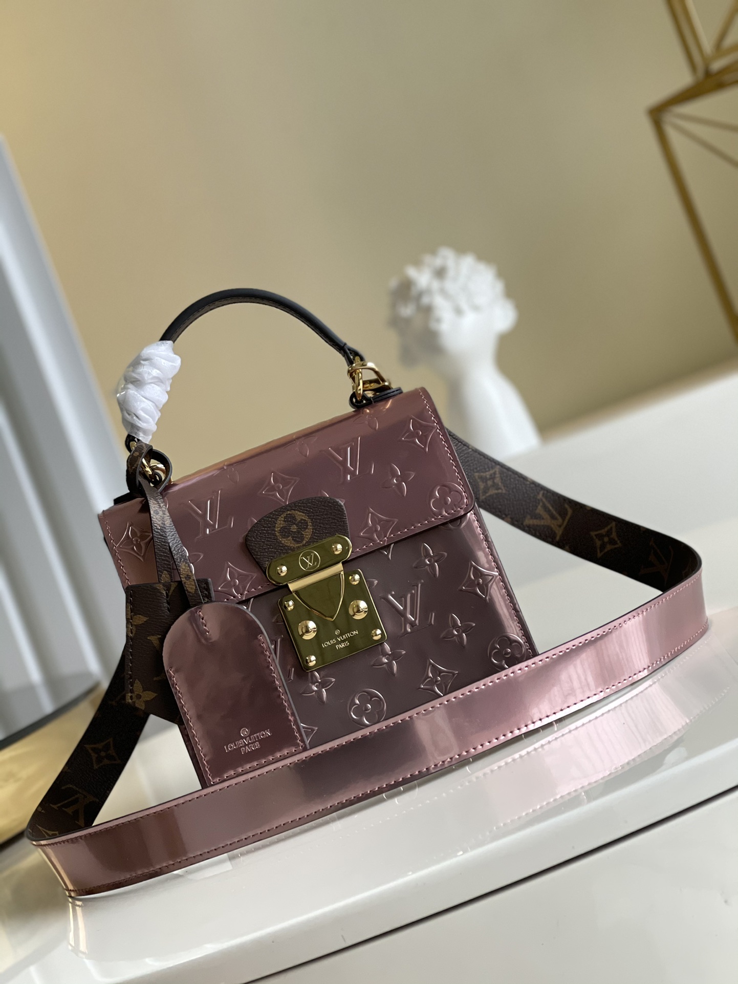 NO:396435,【Exclusive real photo M90376】M90568 Spring Street handbag is made of Monogram Vernis lacquered leather with metallic luster. The printed Monogram flowers and letters and trim Monogram canvas pattern complement each other. The top handle and removable shoulder straps make for a variety of styling. Size 17 x 16 x 8.5 cm q.,LV [original leather],louis vuitton19860909【独家实拍M90376】M90568 Spring Street 手袋取材闪耀金属光泽的 Monogram Vernis 漆光皮革,其上压印的 Monogram 花卉及字母与饰边的 Monogram 帆布图案互为映衬.顶部手柄和可拆卸肩带成就多种造型方式.尺寸17 x 16 x 8.5 厘米 q.,LV【原厂皮】,louis vuitton,Bag