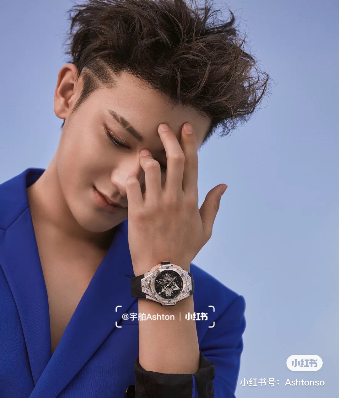 NO:714898,Special clearance Hublot Hublot's new Big Bang Sang Bleu II tattoo watch once again cooperates with the famous tattoo studio Sang  Cooperating with Bleu, they launched another Tattoo ll watch cleverly conceived with geometric figures, which perfectly interprets the brand's ambition and design concept. The Tattoo ll watch uses more refined line design to create a three-dimensional and vivid three-dimensional visual experience. The case diameter is 145mm, and the graphic elements run through the case and are integrated into the hexagonal bezel through cutting and engraving. 6 H-shaped titanium screws firmly secure the bezel. The lugs have a strong sense of design and a steep angle.  Steep, with tough lines. 2 The most eye-catching features of the dial are the diamond-shaped hour and minute hands and the two hexagonal dial hands. When the time turns, a different geometric pattern visual effect will appear. 3 The black rubber strap uses geometric lines to present a three-dimensional visual experience.  Test. 4 Easy to use folding clasp. 5 It adopts a fully automatic chronograph movement, a titanium inner liner, and satin hollow hands. The watch mirror uses anti-reflective treatment and multi-faceted sapphire glass will never be scratched. The imported fluororubber strap makes it more comfortable to wear!  !  !  ,19860909特价清仓 Hublot 宇舶 全新Big Bang Sang Bleu II 刺青腕表 再次与知名刺青工作室Sang Bleu合作,推出又款利用几何图形巧妙构思的刺青ll腕表,完美演绎了该品牌的雄心壮志和设计理念.刺青ll腕表运用了更为精细的线条设计,打造出立体生动的三维视觉体验.145mm表壳直径,图形元素贯穿表壳,通过切割和雕刻融入到六边形表圈之中.6颗H型钛金螺钉牢固定表圈.表耳处带有很强的设计感,角度陡峭,线条硬朗.2表盘最为抢眼的就是菱形的时分针和两个六边形的盘针,时间转时就会出现别样的几何图案视觉效果.3黑色橡胶表带,以几何线条呈现出三维视觉体验.4简易使用折叠式表扣.5采用全自动计时机芯,钛金属内胆底片,缎面镂空指针,表镜使用防反光处理多面蓝宝石玻璃永不刮花,进口氟橡胶表带使佩戴更加舒适！！！,,Watch