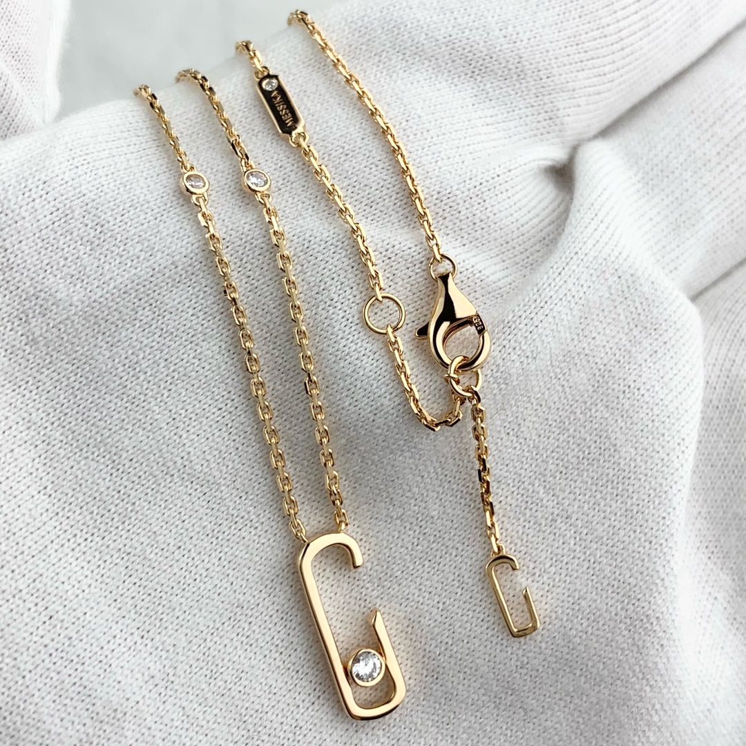 💰160 顶级版 M*essika 梅西卡光面项链
ZP原版钢模 CNC工艺！
纯手工镶嵌，专柜字印完美细节🌹
纯银电镀咪金
最具浪漫气息的系列 以简约长方形来呈现立体感，通过滑动的三颗主钻凸显设计的独特 使其更具流动、精致感 与任何配饰搭配都能互相契合 适合日常佩戴