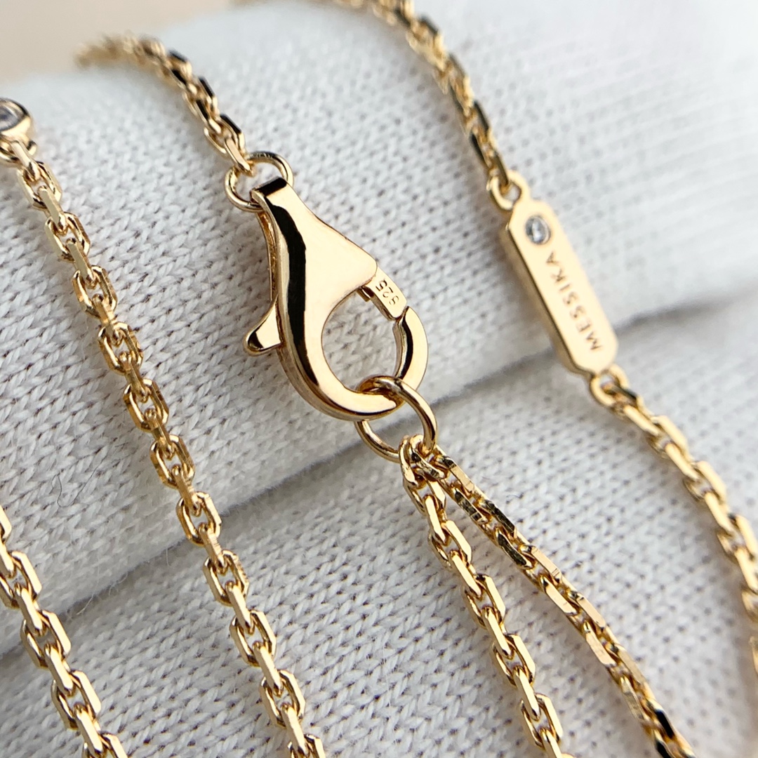 💰160 顶级版 M*essika 梅西卡光面项链
ZP原版钢模 CNC工艺！
纯手工镶嵌，专柜字印完美细节🌹
纯银电镀咪金
最具浪漫气息的系列 以简约长方形来呈现立体感，通过滑动的三颗主钻凸显设计的独特 使其更具流动、精致感 与任何配饰搭配都能互相契合 适合日常佩戴