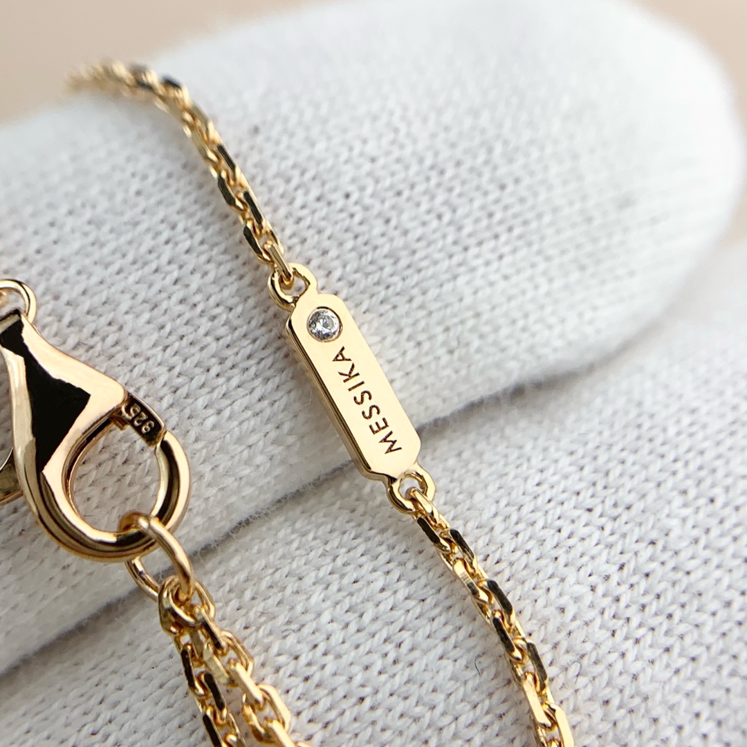 💰160 顶级版 M*essika 梅西卡光面项链
ZP原版钢模 CNC工艺！
纯手工镶嵌，专柜字印完美细节🌹
纯银电镀咪金
最具浪漫气息的系列 以简约长方形来呈现立体感，通过滑动的三颗主钻凸显设计的独特 使其更具流动、精致感 与任何配饰搭配都能互相契合 适合日常佩戴