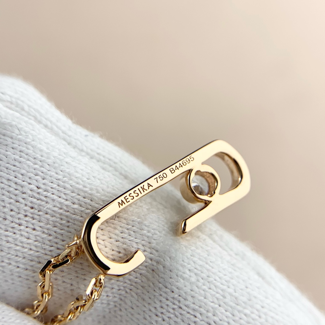 💰160 顶级版 M*essika 梅西卡光面项链
ZP原版钢模 CNC工艺！
纯手工镶嵌，专柜字印完美细节🌹
纯银电镀咪金
最具浪漫气息的系列 以简约长方形来呈现立体感，通过滑动的三颗主钻凸显设计的独特 使其更具流动、精致感 与任何配饰搭配都能互相契合 适合日常佩戴