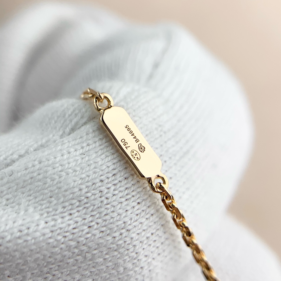 💰160 顶级版 M*essika 梅西卡光面项链
ZP原版钢模 CNC工艺！
纯手工镶嵌，专柜字印完美细节🌹
纯银电镀咪金
最具浪漫气息的系列 以简约长方形来呈现立体感，通过滑动的三颗主钻凸显设计的独特 使其更具流动、精致感 与任何配饰搭配都能互相契合 适合日常佩戴