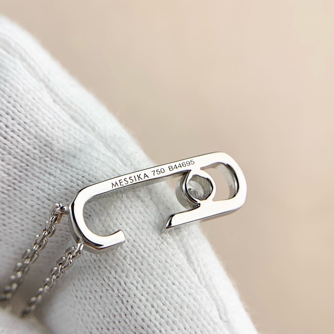 💰160 顶级版 M*essika 梅西卡光面项链
ZP原版钢模 CNC工艺！
纯手工镶嵌，专柜字印完美细节🌹
纯银电镀咪金
最具浪漫气息的系列 以简约长方形来呈现立体感，通过滑动的三颗主钻凸显设计的独特 使其更具流动、精致感 与任何配饰搭配都能互相契合 适合日常佩戴