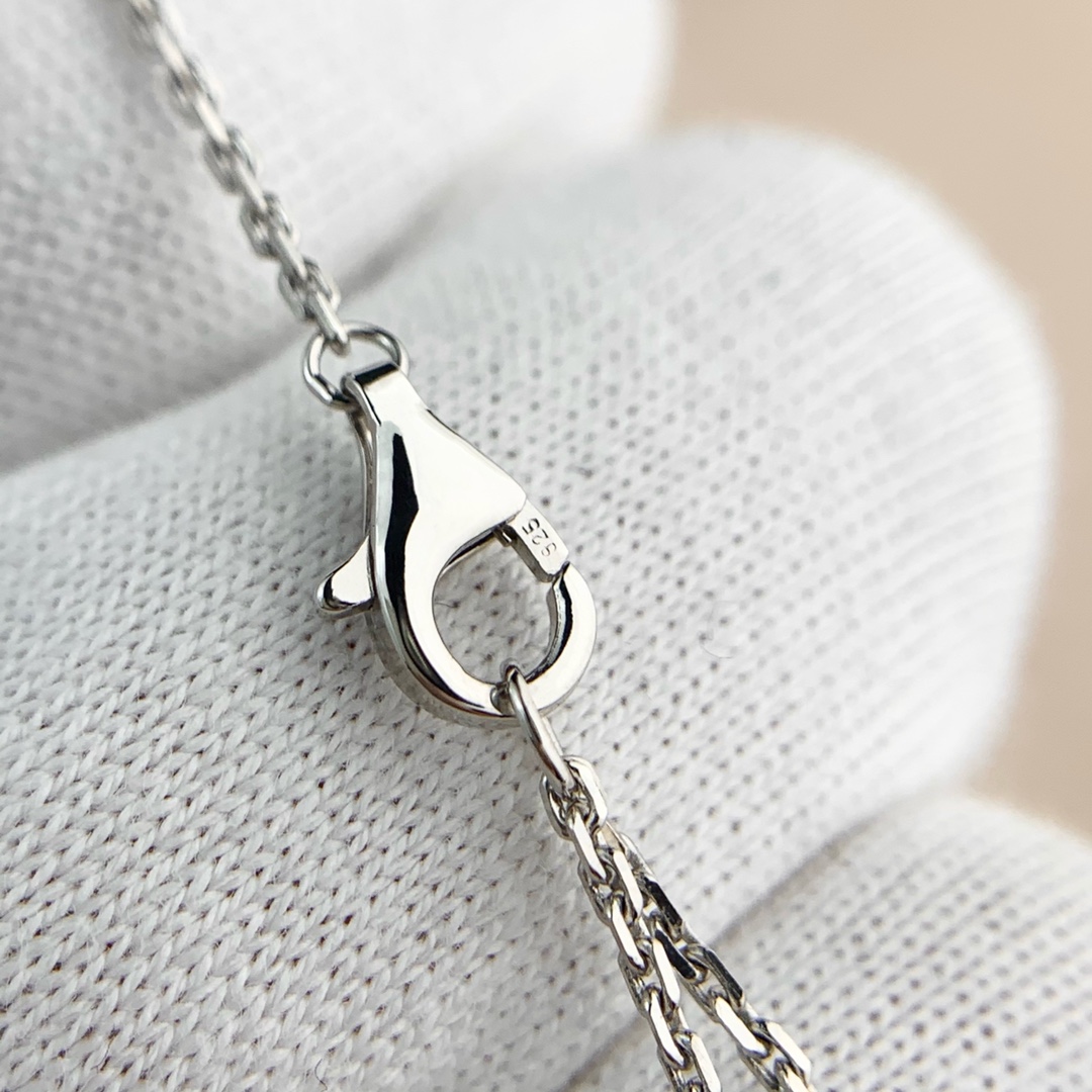 💰160 顶级版 M*essika 梅西卡光面项链
ZP原版钢模 CNC工艺！
纯手工镶嵌，专柜字印完美细节🌹
纯银电镀咪金
最具浪漫气息的系列 以简约长方形来呈现立体感，通过滑动的三颗主钻凸显设计的独特 使其更具流动、精致感 与任何配饰搭配都能互相契合 适合日常佩戴