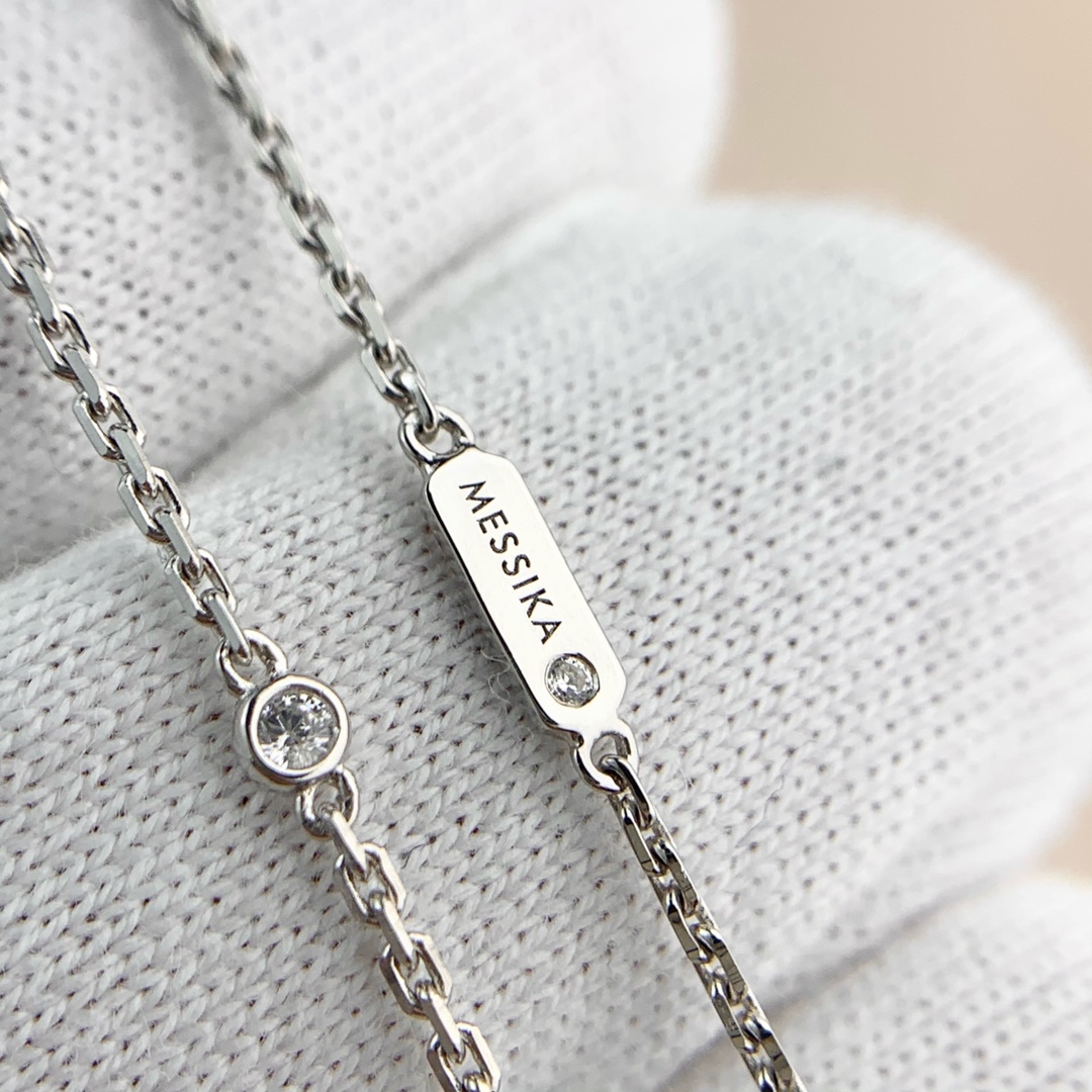 💰160 顶级版 M*essika 梅西卡光面项链
ZP原版钢模 CNC工艺！
纯手工镶嵌，专柜字印完美细节🌹
纯银电镀咪金
最具浪漫气息的系列 以简约长方形来呈现立体感，通过滑动的三颗主钻凸显设计的独特 使其更具流动、精致感 与任何配饰搭配都能互相契合 适合日常佩戴