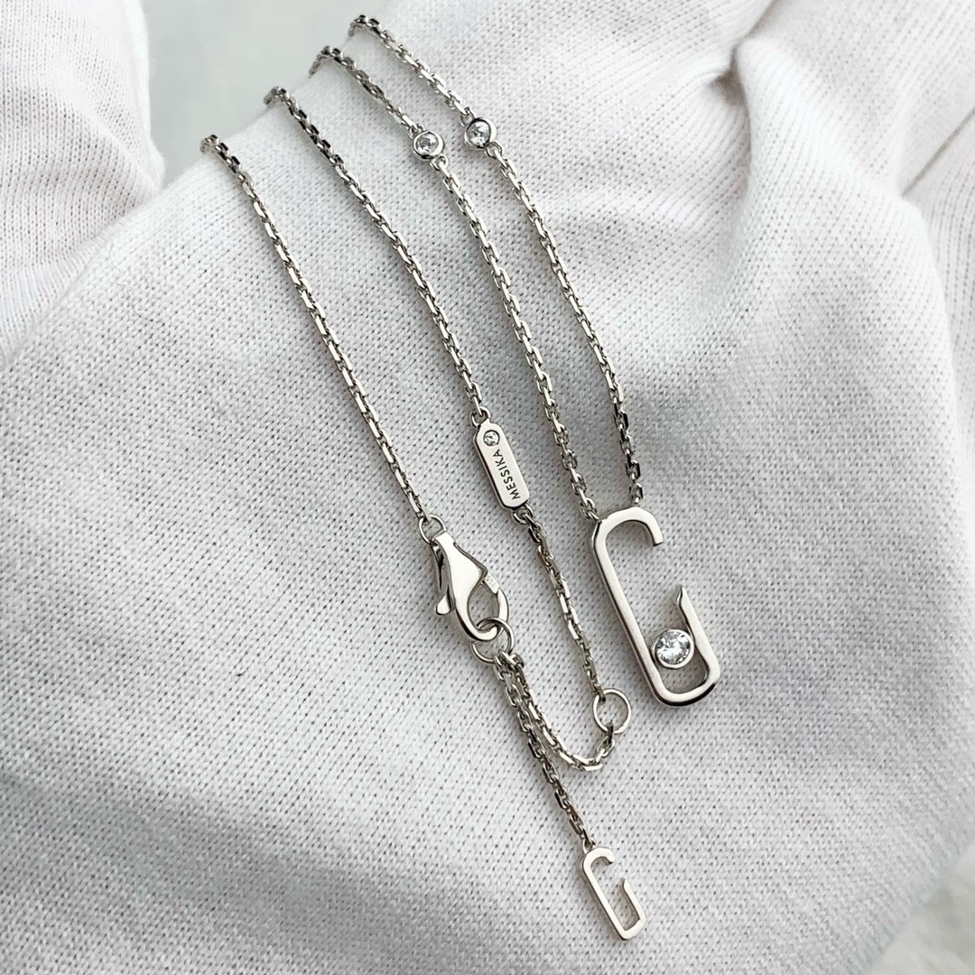 💰160 顶级版 M*essika 梅西卡光面项链
ZP原版钢模 CNC工艺！
纯手工镶嵌，专柜字印完美细节🌹
纯银电镀咪金
最具浪漫气息的系列 以简约长方形来呈现立体感，通过滑动的三颗主钻凸显设计的独特 使其更具流动、精致感 与任何配饰搭配都能互相契合 适合日常佩戴