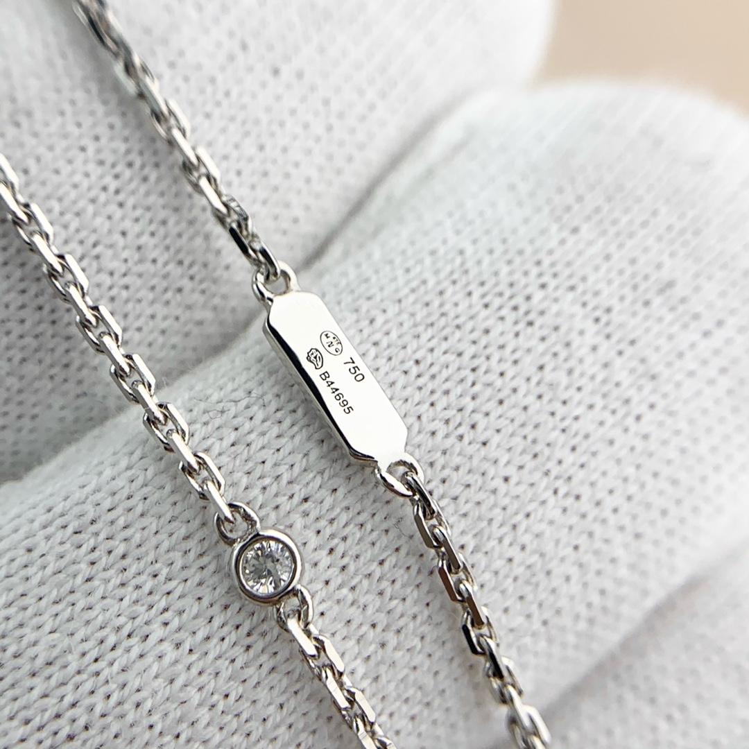 💰160 顶级版 M*essika 梅西卡光面项链
ZP原版钢模 CNC工艺！
纯手工镶嵌，专柜字印完美细节🌹
纯银电镀咪金
最具浪漫气息的系列 以简约长方形来呈现立体感，通过滑动的三颗主钻凸显设计的独特 使其更具流动、精致感 与任何配饰搭配都能互相契合 适合日常佩戴