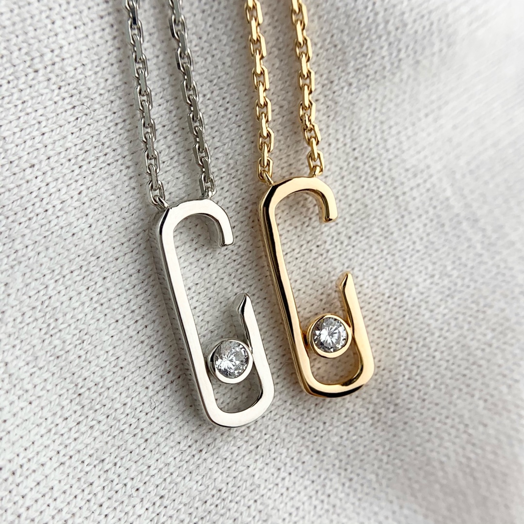 💰160 顶级版 M*essika 梅西卡光面项链
ZP原版钢模 CNC工艺！
纯手工镶嵌，专柜字印完美细节🌹
纯银电镀咪金
最具浪漫气息的系列 以简约长方形来呈现立体感，通过滑动的三颗主钻凸显设计的独特 使其更具流动、精致感 与任何配饰搭配都能互相契合 适合日常佩戴