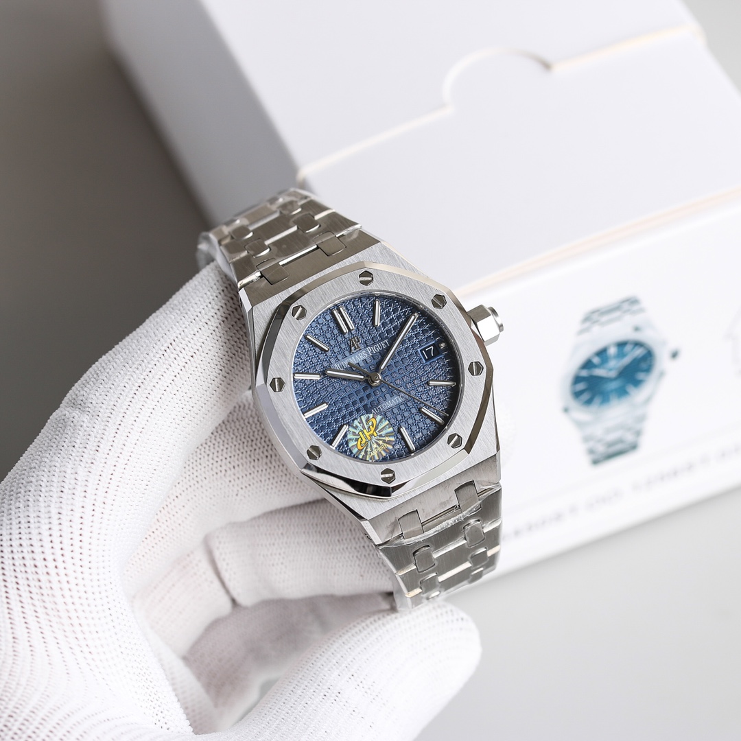 Audemars Piguet 新品推荐AP皇家橡树系列 采用最新可拆卸圈口结构 实现圈口可分离三件套技术 格子油压表盘 全新升级316L精钢表带 持久耐用 搭载9015改原装3120机芯 走时精准稳定 男女款同步发行中 男款41mm*9
