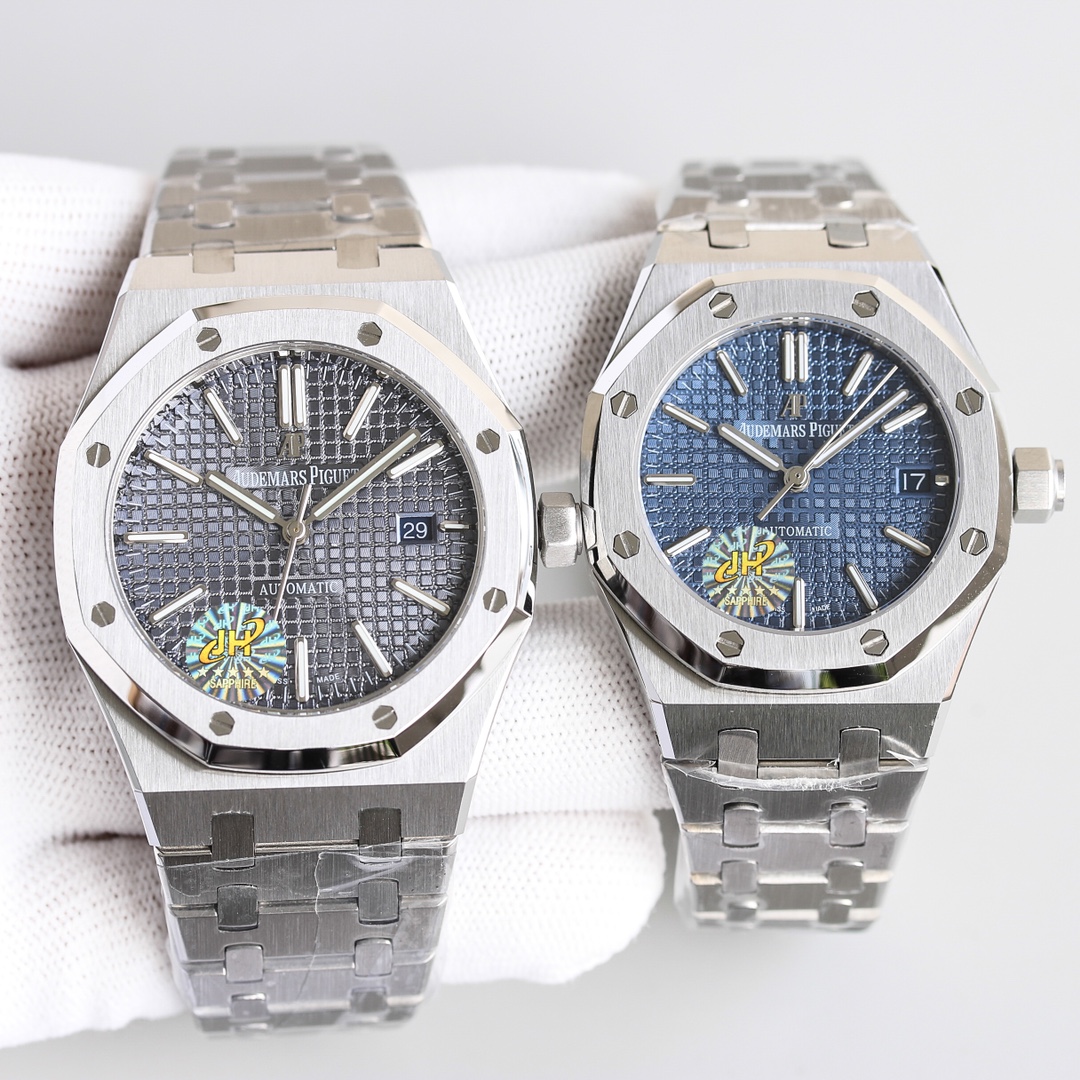 Audemars Piguet 新品推荐AP皇家橡树系列 采用最新可拆卸圈口结构 实现圈口可分离三件套技术 格子油压表盘 全新升级316L精钢表带 持久耐用 搭载9015改原装3120机芯 走时精准稳定 男女款同步发行中 男款41mm*9