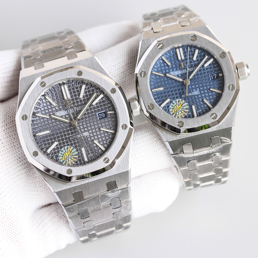 Audemars Piguet 新品推荐AP皇家橡树系列 采用最新可拆卸圈口结构 实现圈口可分离三件套技术 格子油压表盘 全新升级316L精钢表带 持久耐用 搭载9015改原装3120机芯 走时精准稳定 男女款同步发行中 男款41mm*9