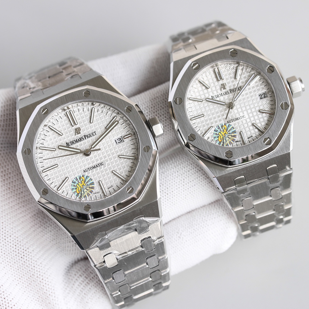Audemars Piguet 新品推荐AP皇家橡树系列 采用最新可拆卸圈口结构 实现圈口可分离三件套技术 格子油压表盘 全新升级316L精钢表带 持久耐用 搭载9015改原装3120机芯 走时精准稳定 男女款同步发行中 男款41mm*9