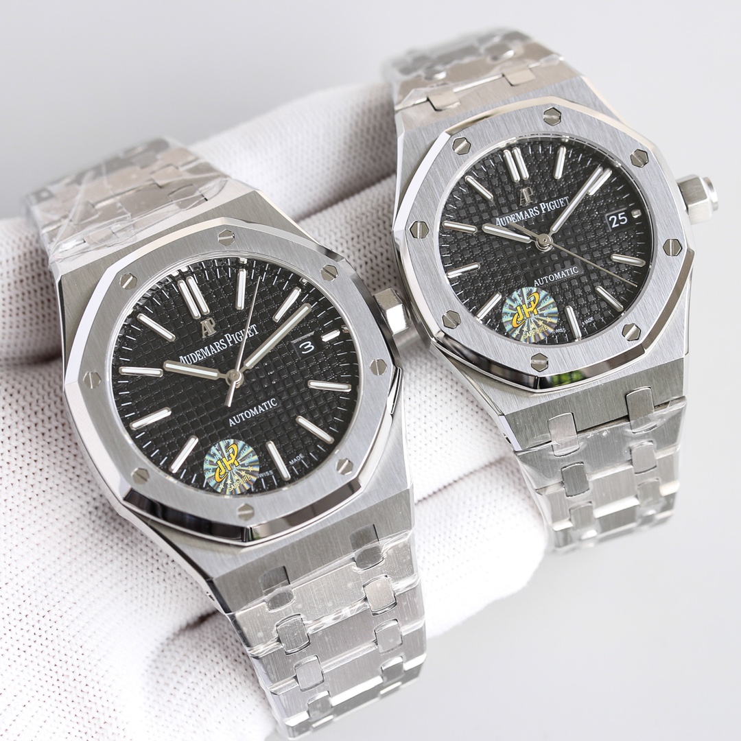 Audemars Piguet 新品推荐AP皇家橡树系列 采用最新可拆卸圈口结构 实现圈口可分离三件套技术 格子油压表盘 全新升级316L精钢表带 持久耐用 搭载9015改原装3120机芯 走时精准稳定 男女款同步发行中 男款41mm*9