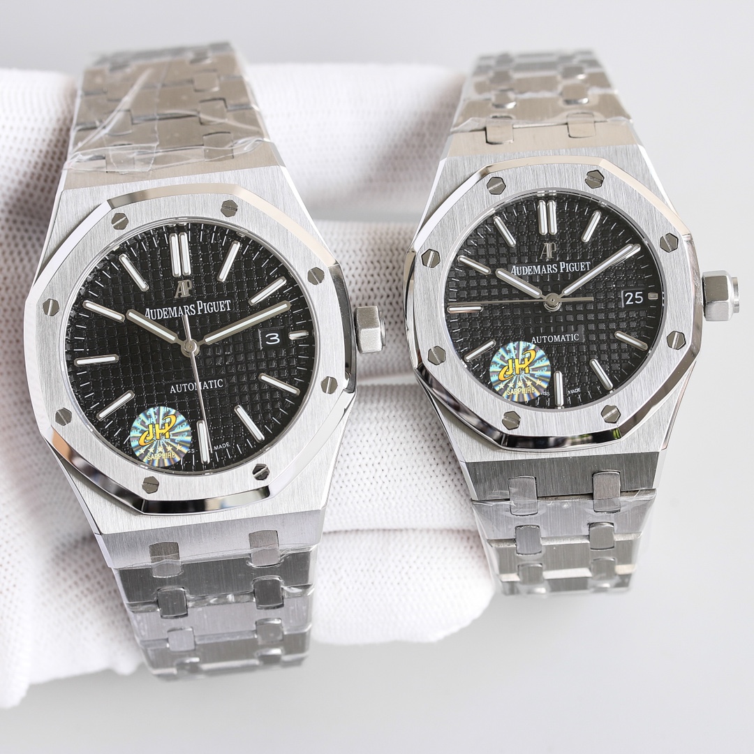 Audemars Piguet 新品推荐AP皇家橡树系列 采用最新可拆卸圈口结构 实现圈口可分离三件套技术 格子油压表盘 全新升级316L精钢表带 持久耐用 搭载9015改原装3120机芯 走时精准稳定 男女款同步发行中 男款41mm*9