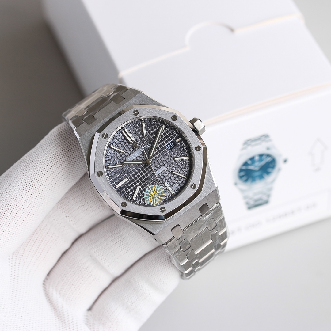 Audemars Piguet 新品推荐AP皇家橡树系列 采用最新可拆卸圈口结构 实现圈口可分离三件套技术 格子油压表盘 全新升级316L精钢表带 持久耐用 搭载9015改原装3120机芯 走时精准稳定 男女款同步发行中 男款41mm*9