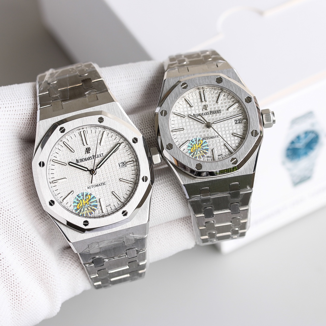 Audemars Piguet 新品推荐AP皇家橡树系列 采用最新可拆卸圈口结构 实现圈口可分离三件套技术 格子油压表盘 全新升级316L精钢表带 持久耐用 搭载9015改原装3120机芯 走时精准稳定 男女款同步发行中 男款41mm*9