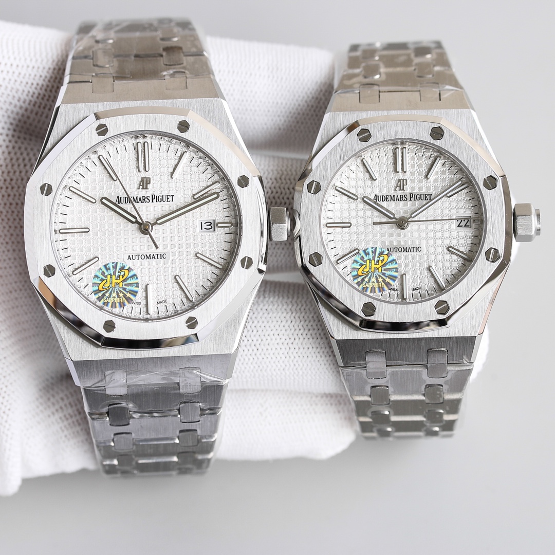 Audemars Piguet 新品推荐AP皇家橡树系列 采用最新可拆卸圈口结构 实现圈口可分离三件套技术 格子油压表盘 全新升级316L精钢表带 持久耐用 搭载9015改原装3120机芯 走时精准稳定 男女款同步发行中 男款41mm*9