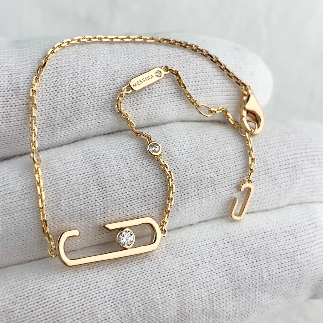 💰150  顶级版 M*essika 梅西卡光面手链
ZP原版钢模 CNC工艺！
纯手工镶嵌，专柜字印完美细节🌹
纯银电镀咪金
最具浪漫气息的系列 以简约长方形来呈现立体感，通过滑动的三颗主钻凸显设计的独特 使其更具流动、精致感 与任何配饰搭配都能互相契合 适合日常佩戴