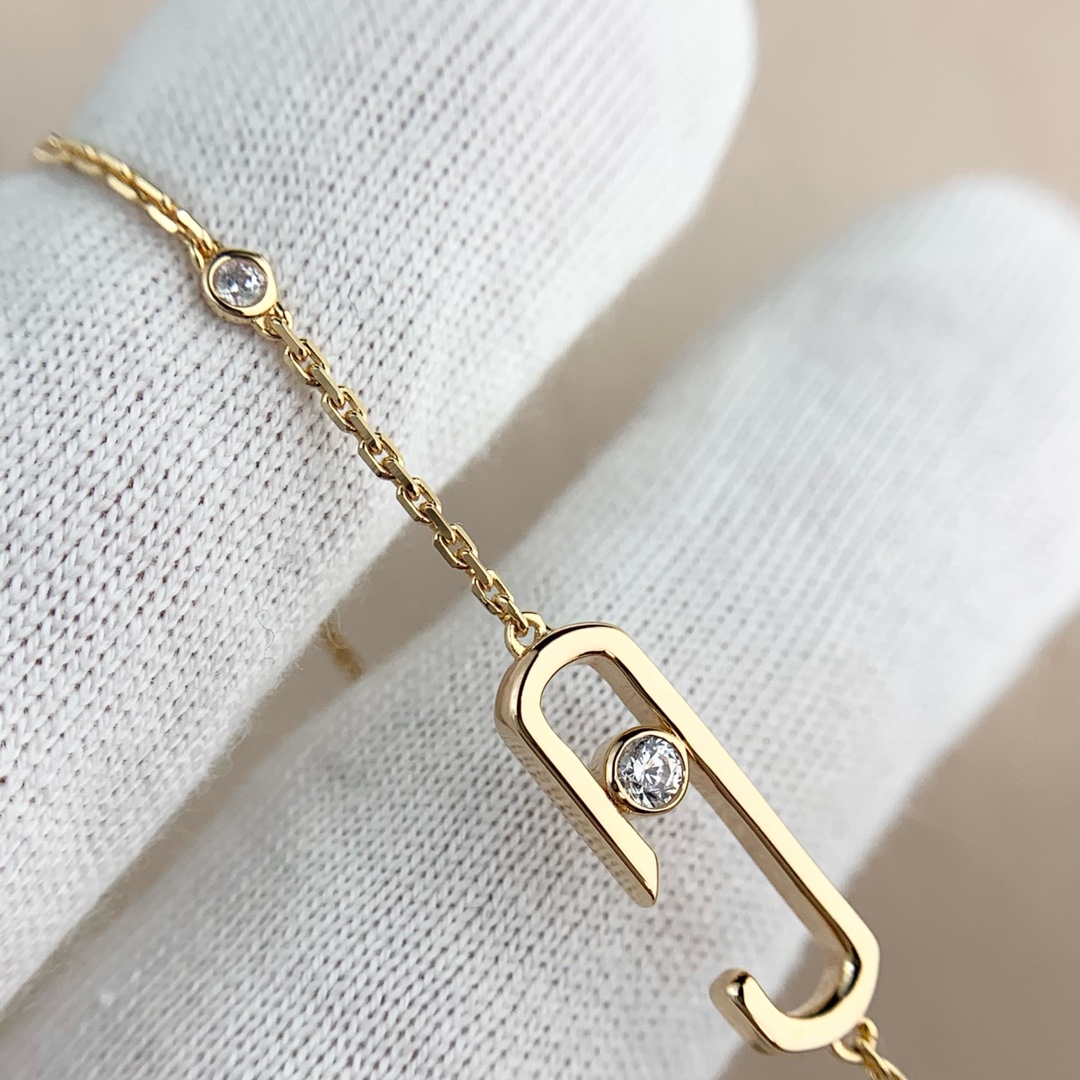 💰150  顶级版 M*essika 梅西卡光面手链
ZP原版钢模 CNC工艺！
纯手工镶嵌，专柜字印完美细节🌹
纯银电镀咪金
最具浪漫气息的系列 以简约长方形来呈现立体感，通过滑动的三颗主钻凸显设计的独特 使其更具流动、精致感 与任何配饰搭配都能互相契合 适合日常佩戴