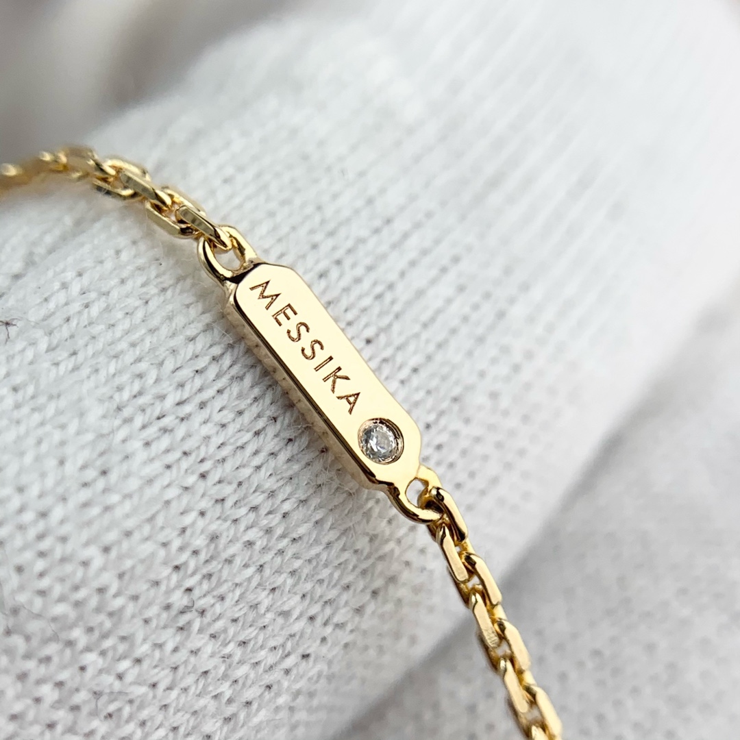 💰150  顶级版 M*essika 梅西卡光面手链
ZP原版钢模 CNC工艺！
纯手工镶嵌，专柜字印完美细节🌹
纯银电镀咪金
最具浪漫气息的系列 以简约长方形来呈现立体感，通过滑动的三颗主钻凸显设计的独特 使其更具流动、精致感 与任何配饰搭配都能互相契合 适合日常佩戴