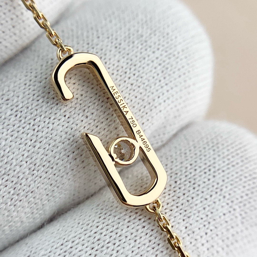 💰150  顶级版 M*essika 梅西卡光面手链
ZP原版钢模 CNC工艺！
纯手工镶嵌，专柜字印完美细节🌹
纯银电镀咪金
最具浪漫气息的系列 以简约长方形来呈现立体感，通过滑动的三颗主钻凸显设计的独特 使其更具流动、精致感 与任何配饰搭配都能互相契合 适合日常佩戴