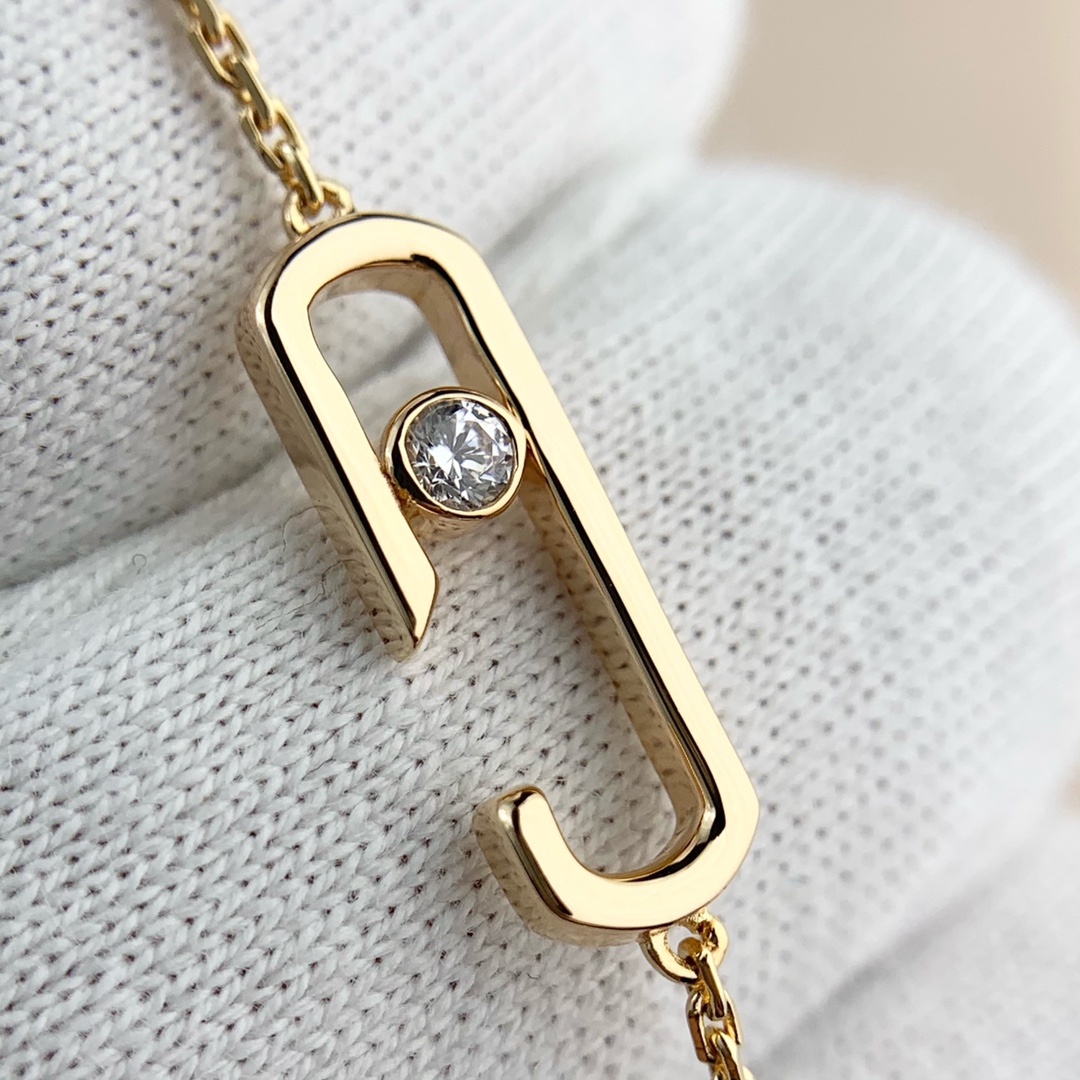 💰150  顶级版 M*essika 梅西卡光面手链
ZP原版钢模 CNC工艺！
纯手工镶嵌，专柜字印完美细节🌹
纯银电镀咪金
最具浪漫气息的系列 以简约长方形来呈现立体感，通过滑动的三颗主钻凸显设计的独特 使其更具流动、精致感 与任何配饰搭配都能互相契合 适合日常佩戴