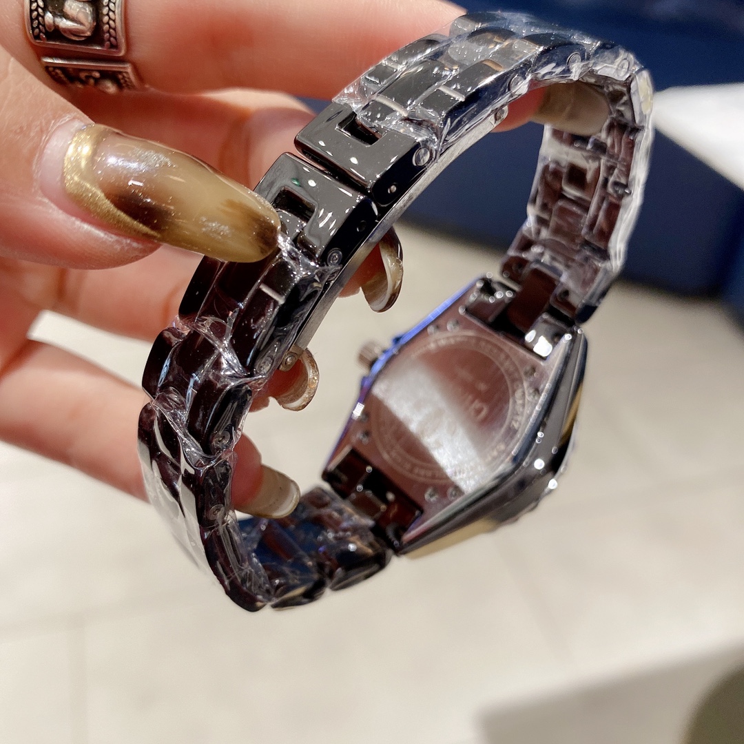 “Chanel J12 Quartz Watch: High-Quality Ceramics in 399 Degrees” - 图片 9