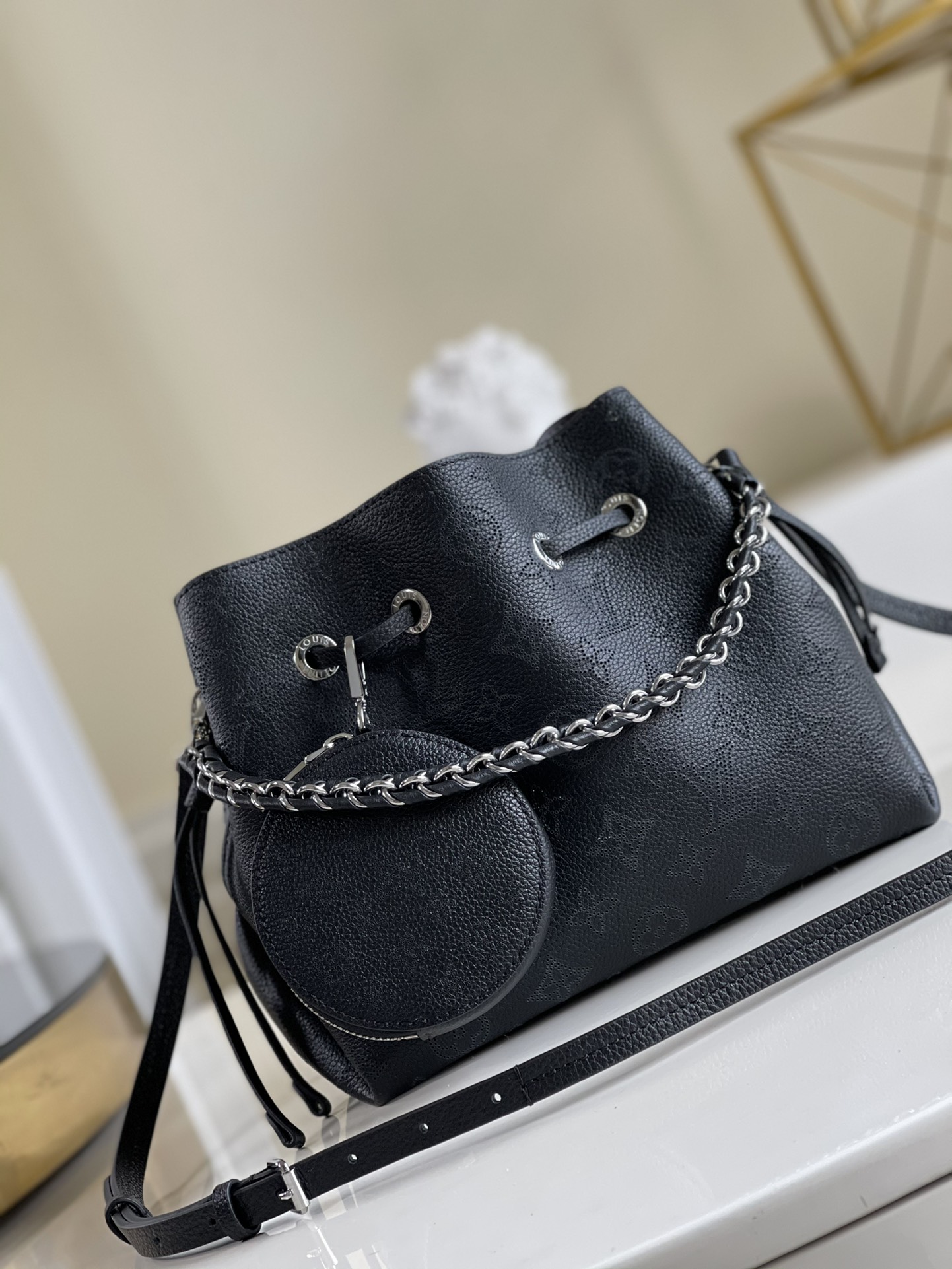 NO:397411,【Exclusive real photo M57068】M57201 M55798 BELLA handbag Bella bucket bag uses Monogram flower-perforated calf leather to create a compact configuration, m57201 full-leather punched woven chain small round box drawstring bucket buns oo[handshake][handshake] and then make the same pattern live in a pocket proportion of round coin wallets, full of modern style. Metal and leather braided handles and removable leather shoulder straps achieve multiple carrying methods. Size 19 x 22 x 14cm q.,LV【Original leather】,louis vuitton,wallets,cowhide19860909【独家实拍M57068】M57201 M55798 BELLA 手袋Bella 水桶包采用 Monogram 镂花穿孔小牛皮塑造小巧构型,m57201全皮冲孔编织链条小圆盒拉绳水桶包菜篮子oo[握手][握手]再令相同图案以袖珍比例栖身圆形零钱包,洋溢摩登风尚.金属与皮革编织手柄和可拆卸皮革肩带实现多种背携方式.尺寸19 x 22 x 14cm q.,LV【原厂皮】,louis vuitton,wallets,cowhide,Bag