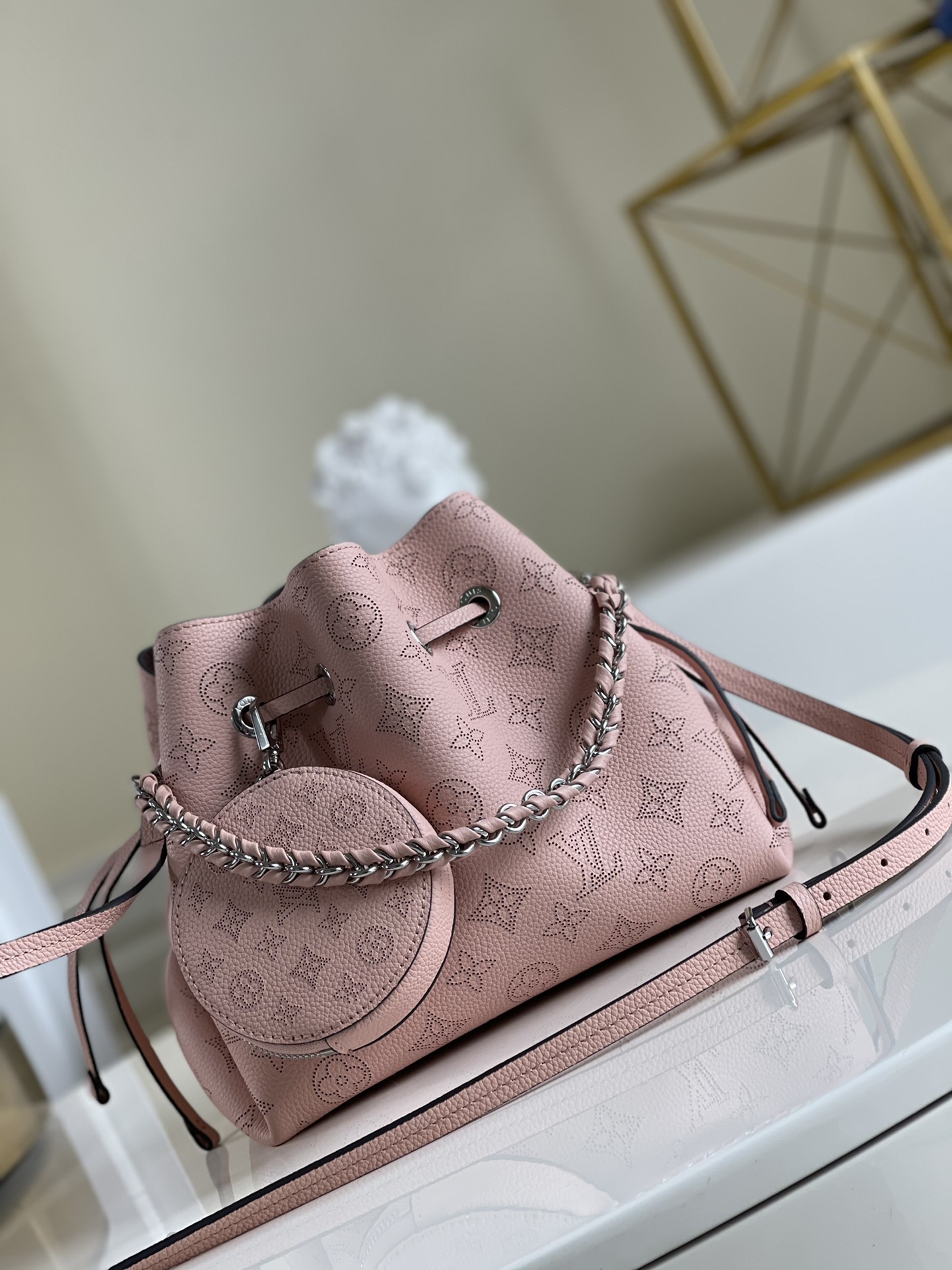 NO:397414,【Exclusive real photo M57068】M57201 M55798 BELLA handbag Bella bucket bag uses Monogram flower-perforated calf leather to create a compact configuration, m57201 full-leather punched woven chain small round box drawstring bucket buns oo[handshake][handshake] and then make the same pattern live in a pocket proportion of round coin wallets, full of modern style. Metal and leather braided handles and removable leather shoulder straps achieve multiple carrying methods. Detailed features 19 x 22 x 14 cm q.,LV [original leather],louis vuitton,wallets,cowhide19860909【独家实拍M57068】M57201 M55798 BELLA 手袋Bella 水桶包采用 Monogram 镂花穿孔小牛皮塑造小巧构型,m57201全皮冲孔编织链条小圆盒拉绳水桶包菜篮子oo[握手][握手]再令相同图案以袖珍比例栖身圆形零钱包,洋溢摩登风尚.金属与皮革编织手柄和可拆卸皮革肩带实现多种背携方式.详细特征19 x 22 x 14 厘米 q.,LV【原厂皮】,louis vuitton,wallets,cowhide,Bag
