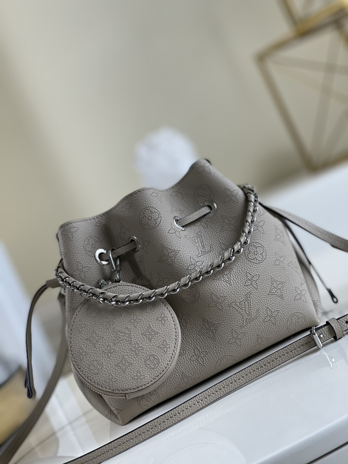 NO:396433,【Exclusive real photo M57068】M57201 M55798 BELLA handbag Bella bucket bag uses Monogram flower-perforated calf leather to create a compact configuration, m57201 full-leather punched woven chain small round box drawstring bucket buns oo[handshake][handshake] and then make the same pattern live in a pocket proportion of round coin wallets, full of modern style. Metal and leather braided handles and removable leather shoulder straps achieve multiple carrying methods. Detailed features 19 x 22 x 14 cm q.,LV [original leather],louis vuitton,wallets,cowhide19860909【独家实拍M57068】M57201 M55798 BELLA 手袋Bella 水桶包采用 Monogram 镂花穿孔小牛皮塑造小巧构型,m57201全皮冲孔编织链条小圆盒拉绳水桶包菜篮子oo[握手][握手]再令相同图案以袖珍比例栖身圆形零钱包,洋溢摩登风尚.金属与皮革编织手柄和可拆卸皮革肩带实现多种背携方式.详细特征19 x 22 x 14 厘米 q.,LV【原厂皮】,louis vuitton,wallets,cowhide,Bag