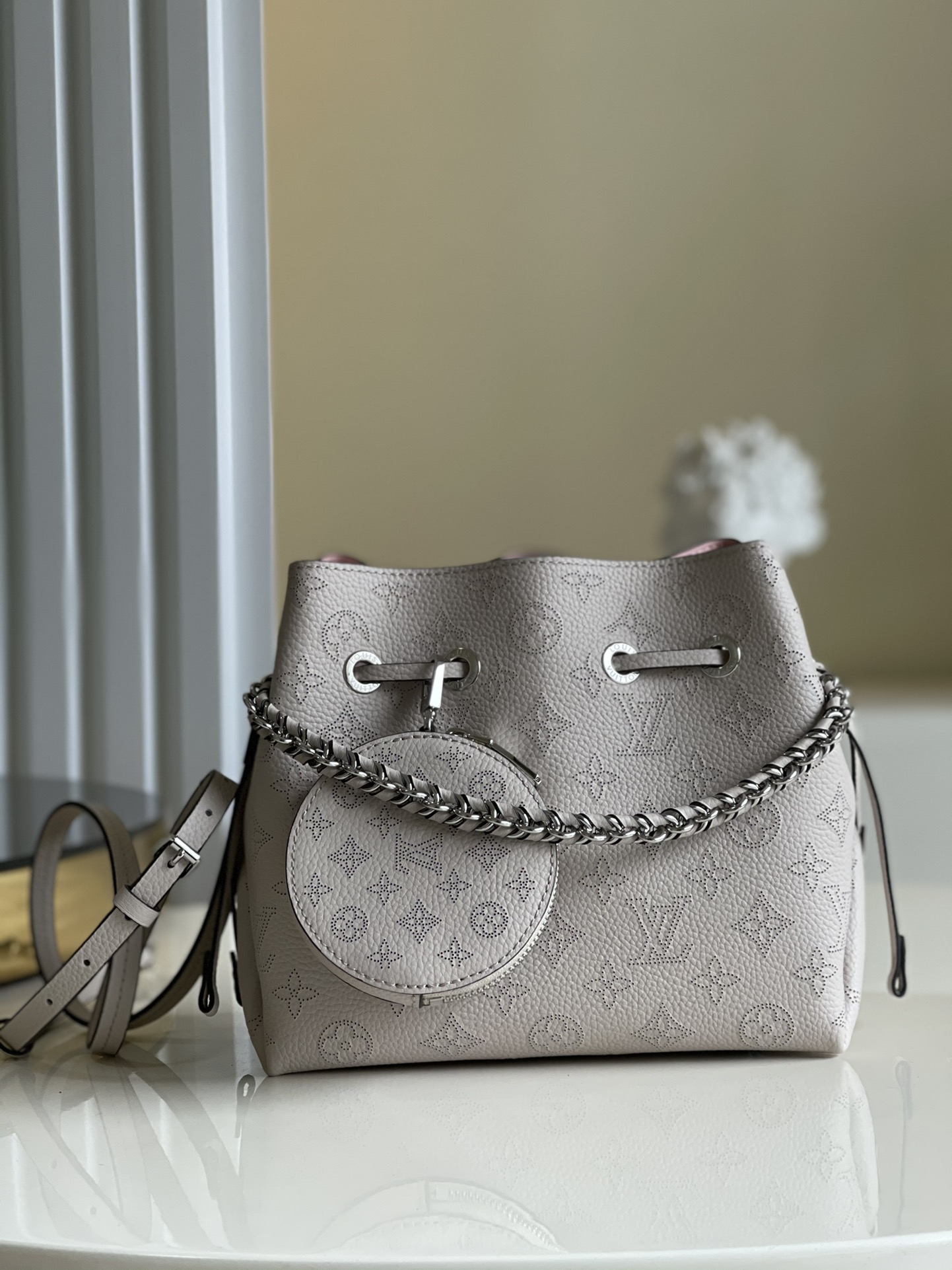 NO:397388,【Exclusive real photo M57068 pink purple】M57201 M55798 BELLA handbag Bella bucket bag uses Monogram flower-perforated calf leather to create a compact configuration, m57201 full-leather punched woven chain small round box drawstring bucket buns oo[handshake][handshake] and then make the same pattern live in a pocket proportion of round coin wallets, full of modern style. Metal and leather braided handles and removable leather shoulder straps achieve multiple carrying methods. Detailed features 19 x 22 x 14 cm q.,LV [original leather],louis vuitton,wallets,cowhide19860909【独家实拍M57068粉紫】M57201 M55798 BELLA 手袋Bella 水桶包采用 Monogram 镂花穿孔小牛皮塑造小巧构型,m57201全皮冲孔编织链条小圆盒拉绳水桶包菜篮子oo[握手][握手]再令相同图案以袖珍比例栖身圆形零钱包,洋溢摩登风尚.金属与皮革编织手柄和可拆卸皮革肩带实现多种背携方式.详细特征19 x 22 x 14 厘米 q.,LV【原厂皮】,louis vuitton,wallets,cowhide,Bag