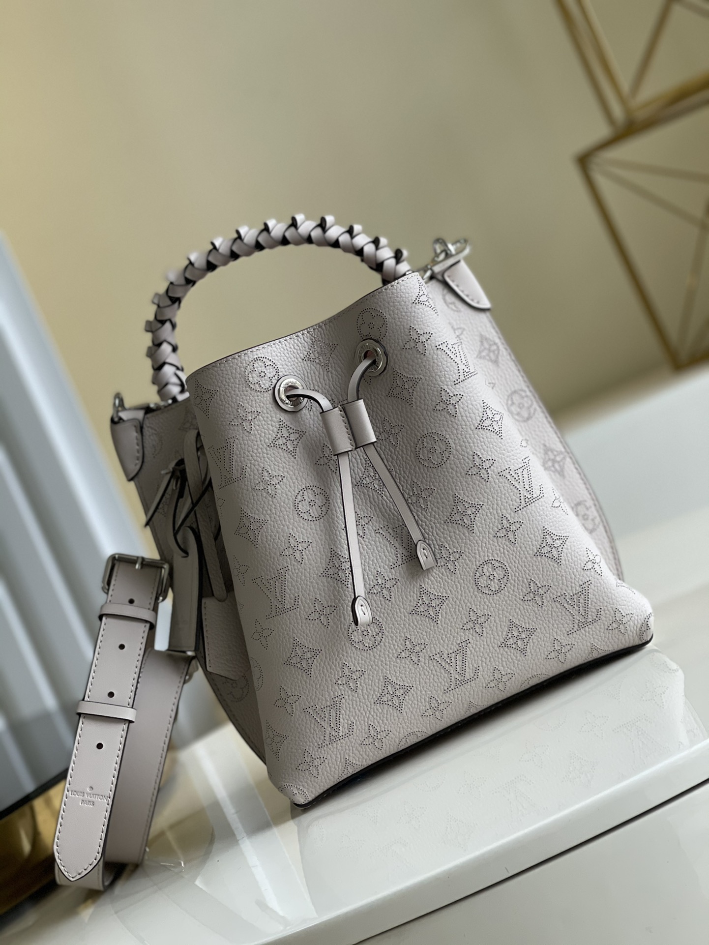 NO:401140,【Exclusive real photo 55906 purple powder】M55799 M55800 M55801 Vert LagonMuria Bucket bag is made of carved calfskin, with perforations slowly outlining Monogram pattern, embellished with brand and key bag. Paired with woven handles and long leather shoulder straps. Size 25.0 x 25.0 x 20.0 cm q.,LV【original leather】,louis vuitton,cowhide19860909【独家实拍55906紫粉】M55799 M55800 M55801 Vert LagonMuria 水桶包取材镂花小牛皮,其上穿孔缓缓勾勒 Monogram 图案,点缀名牌与钥匙包.搭配编织手柄与长皮革肩带.尺寸25.0 x 25.0 x 20.0 cm q.,LV【原厂皮】,louis vuitton,cowhide,Bag