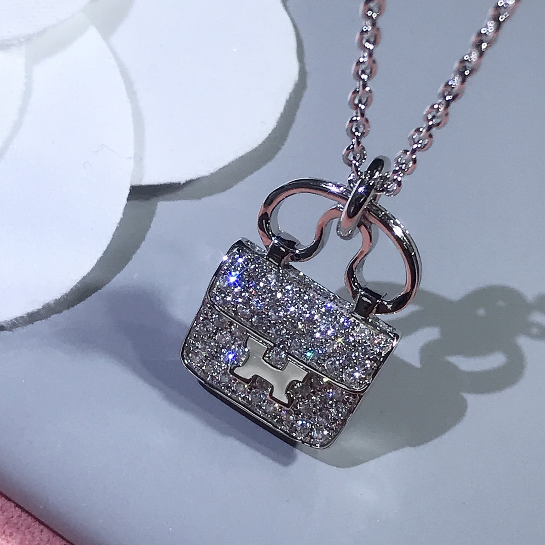 NO:634273,AIS Kangkang bag purchased from zp development, see pictures for details. All diamonds are set by hand, no diamonds will fall out. Polished with no dead ends, electroplated with 18k real gold and thick gold. 88280, Cartier high-end jewelry19860909爱仕 康康包包 购zp开发,细节看图 钻全手镶,掉钻不存在哒 抛光°无死角,电镀18k真金厚金 88280,,卡迪亚高端饰品,Jewelry