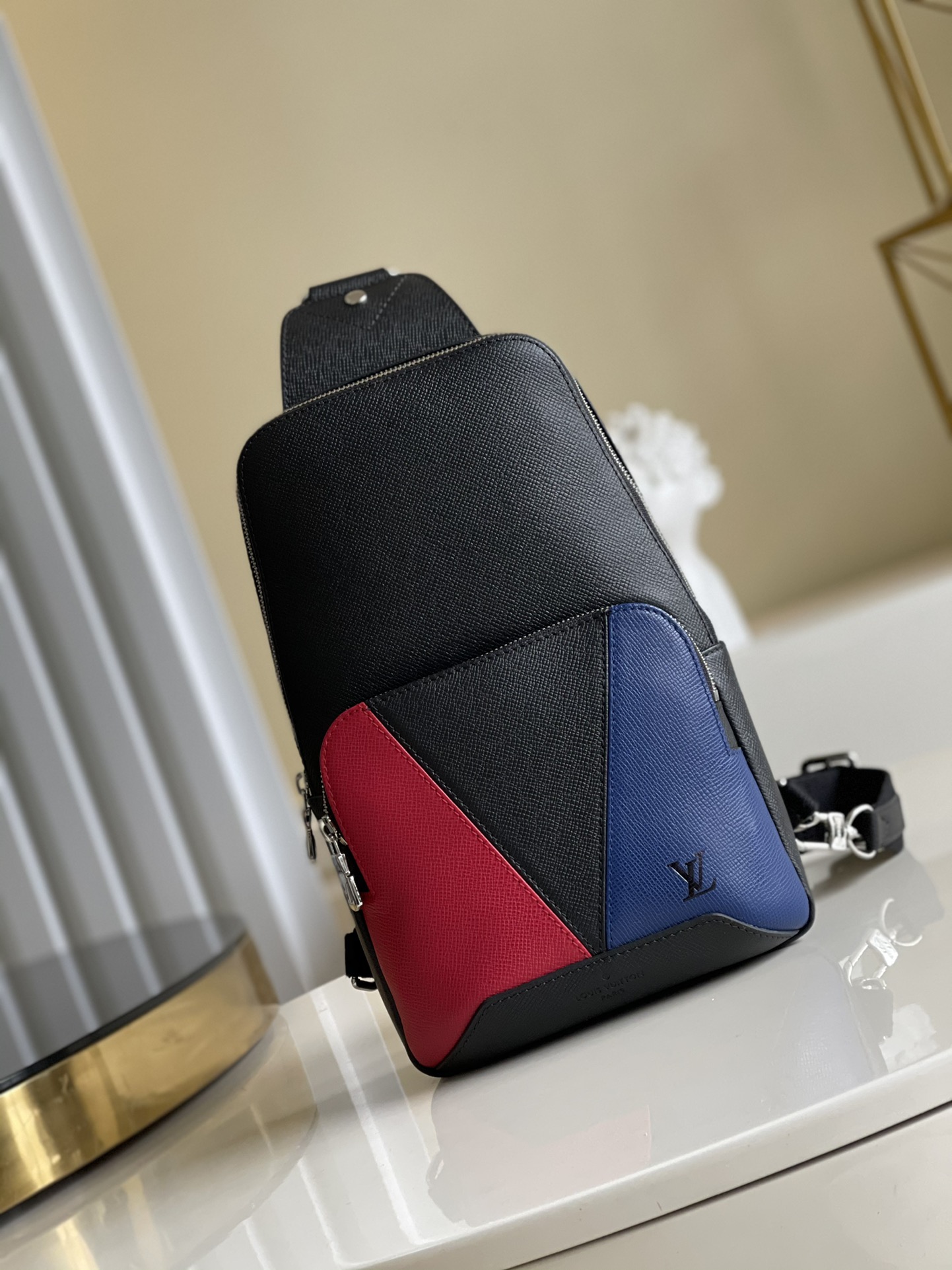 NO:396394,【Exclusive real photo M30443】Color-blocking Avenue shoulder bag uses Taga leather to outline the iconic lines, embellish the letters, and has the front zipper bag and inner patch bag to incorporate functionality, providing a trendy choice other than traditional backpacks. Adjustable shoulder straps and hooks enable left and right carrying methods. Size 20.0 x 31.0 x 10.0 cm m.770, LV [original leather], louis vuitton, shoulder bags19860909【独家实拍M30443】拼色 Avenue 单肩包采用 Taga 皮革勾勒标志性线条,点缀字母,更有前拉链袋与内贴袋融入功能性,提供传统双肩包之外的潮流之选.可调节肩带与钩扣实现左右背携方式.尺寸20.0 x 31.0 x 10.0 cm m.770,LV【原厂皮】,louis vuitton,shoulder bags,Bag