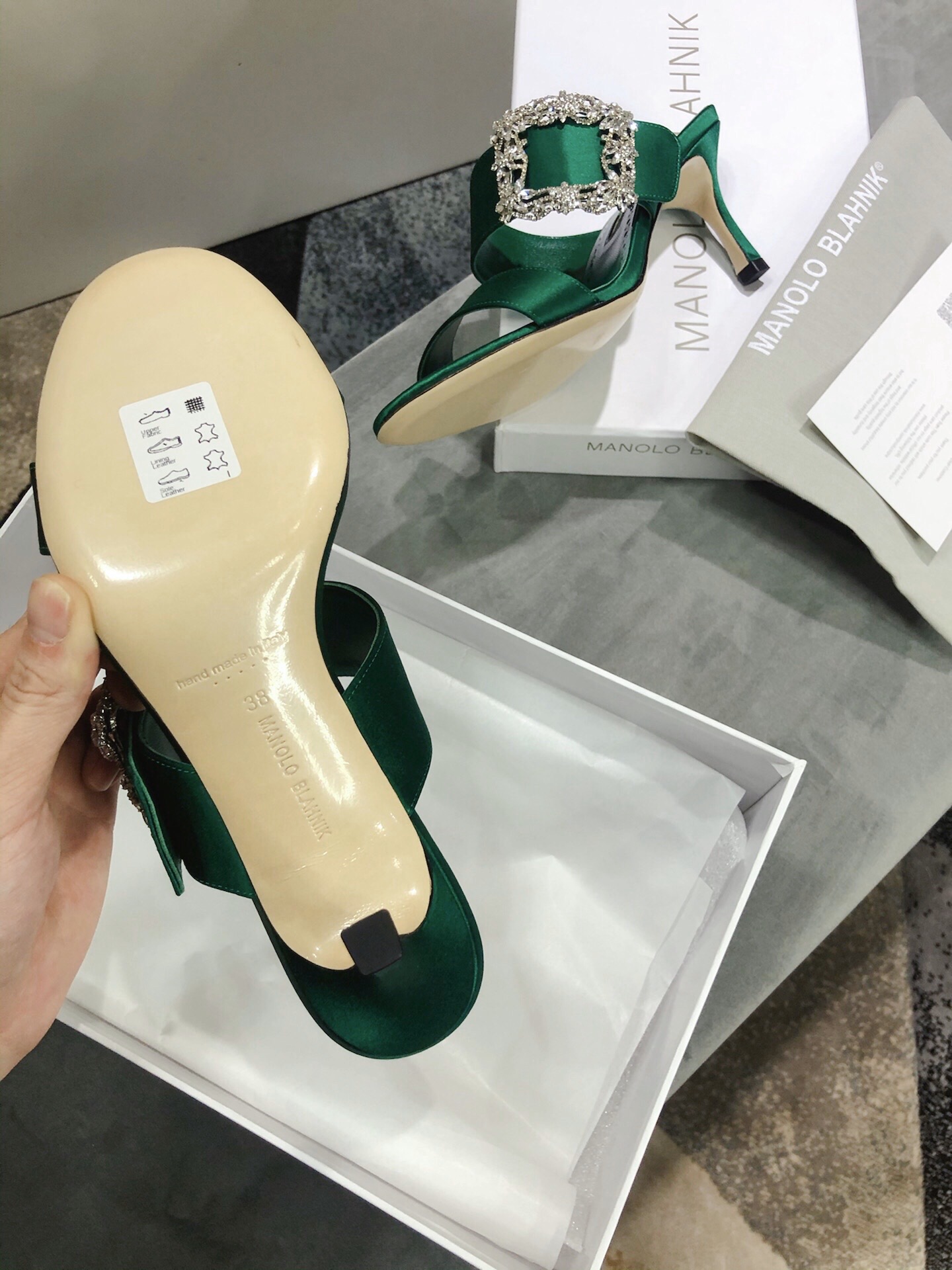 Luxury Italian-Made Manolo Blahnik Shoes: Precision Craftsmanship and Quality Materials - 图片 8