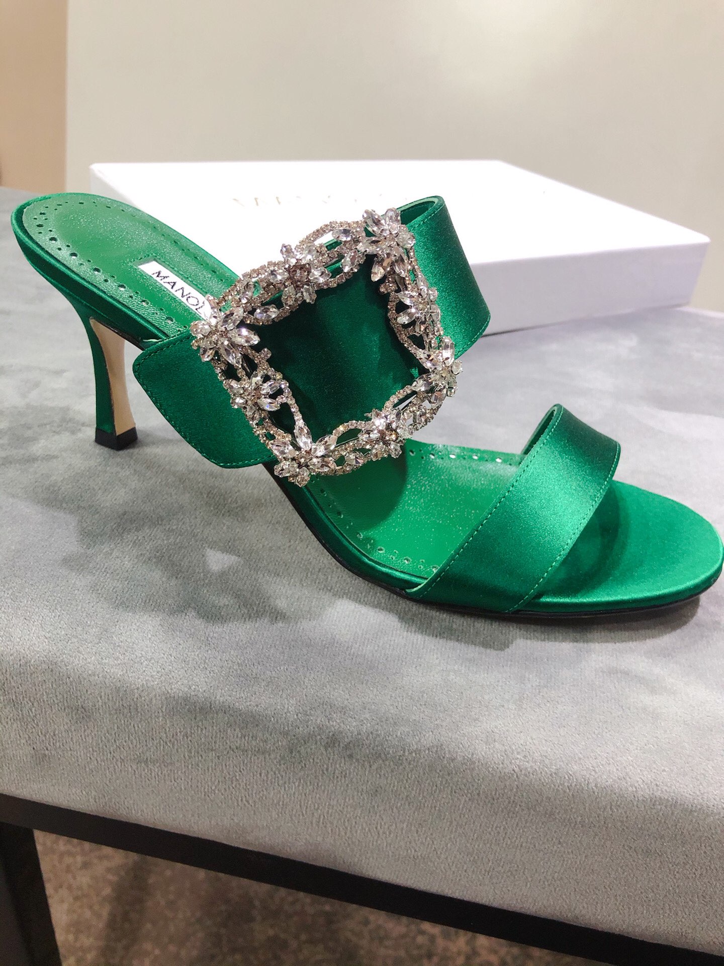 Luxury Italian-Made Manolo Blahnik Shoes: Precision Craftsmanship and Quality Materials - 图片 3