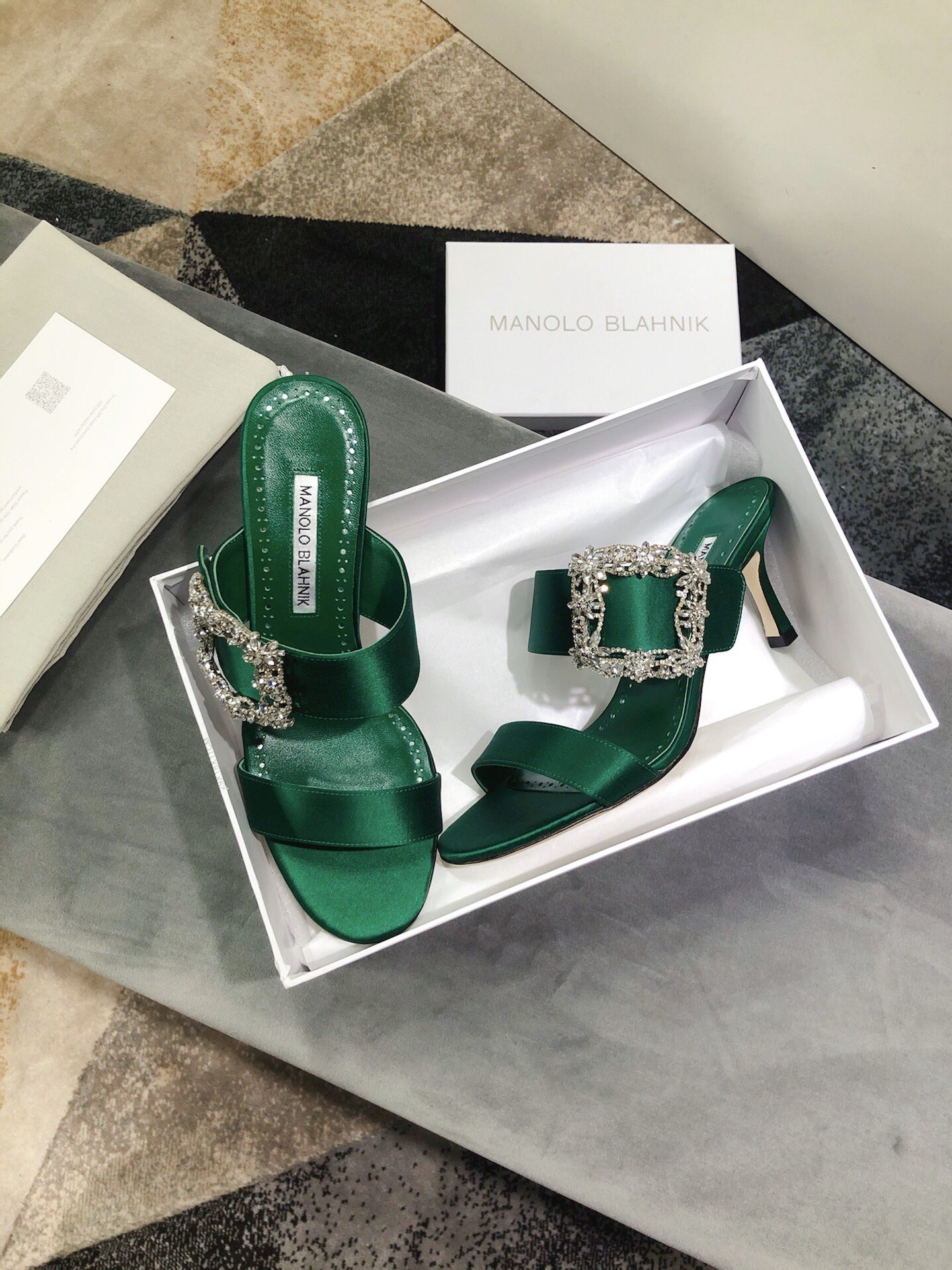 Luxury Italian-Made Manolo Blahnik Shoes: Precision Craftsmanship and Quality Materials - 图片 6